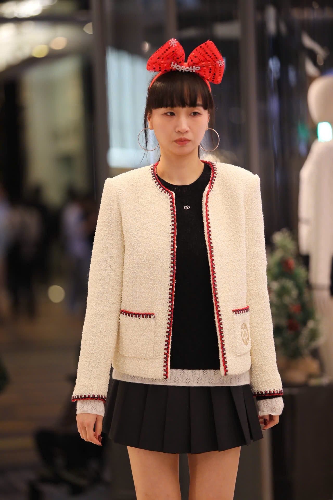  2.Áo dạ viền đỏ 