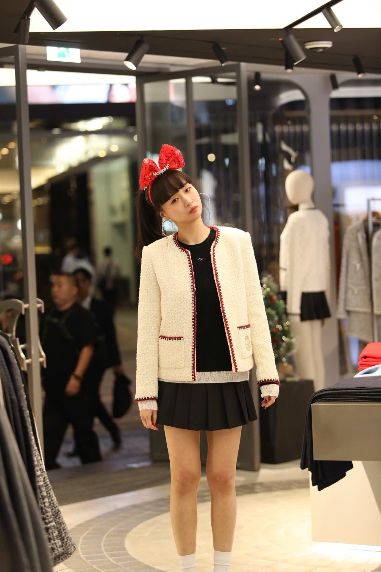  2.Áo dạ viền đỏ 