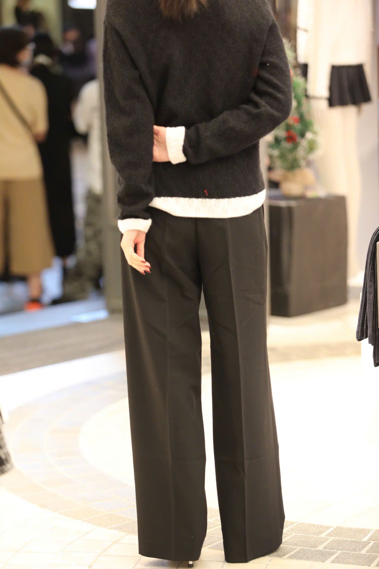  Áo đen dài tay mỏng ren viền gấu trắng 