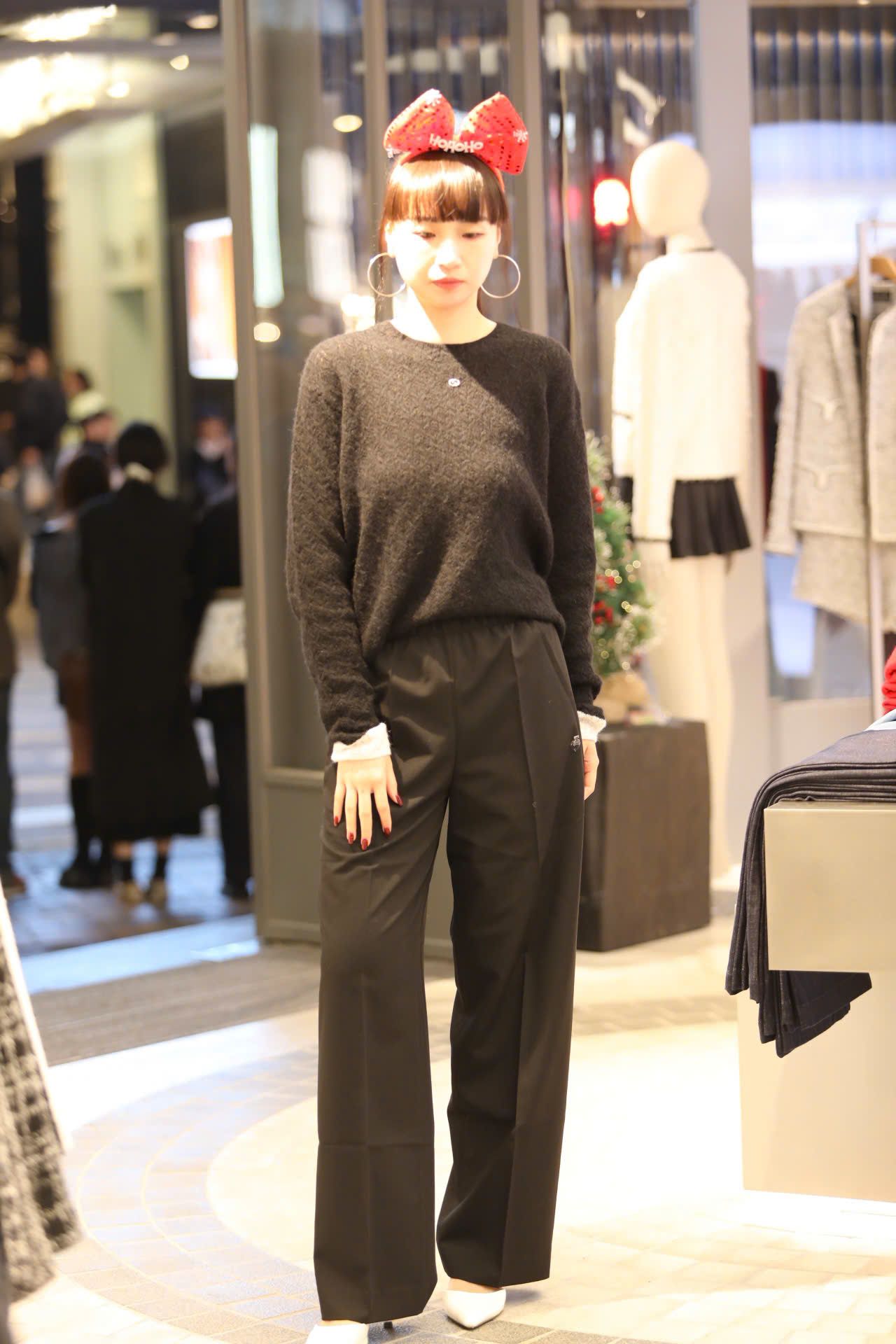  Áo đen dài tay mỏng ren viền gấu trắng 