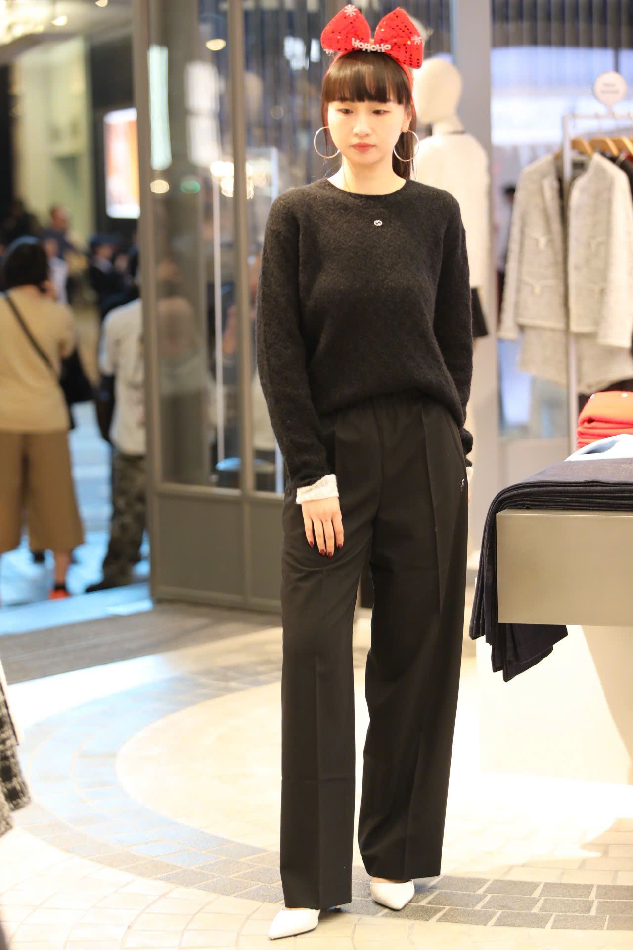  Áo đen dài tay mỏng ren viền gấu trắng 