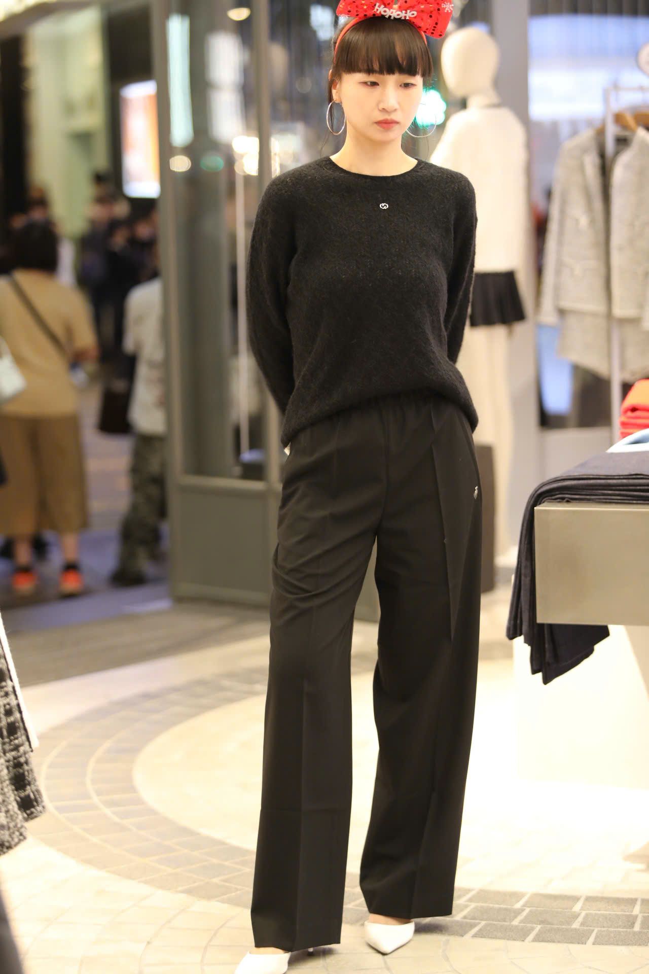  Áo đen dài tay mỏng ren viền gấu trắng 