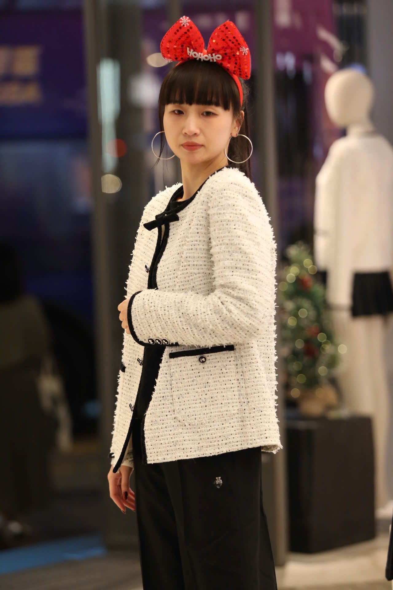  Áo tweed trắng dài viền đen 2 túi - đính nơ cổ 