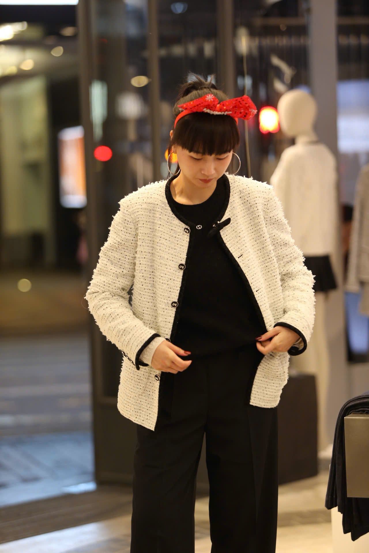  Áo tweed trắng dài viền đen 2 túi - đính nơ cổ 