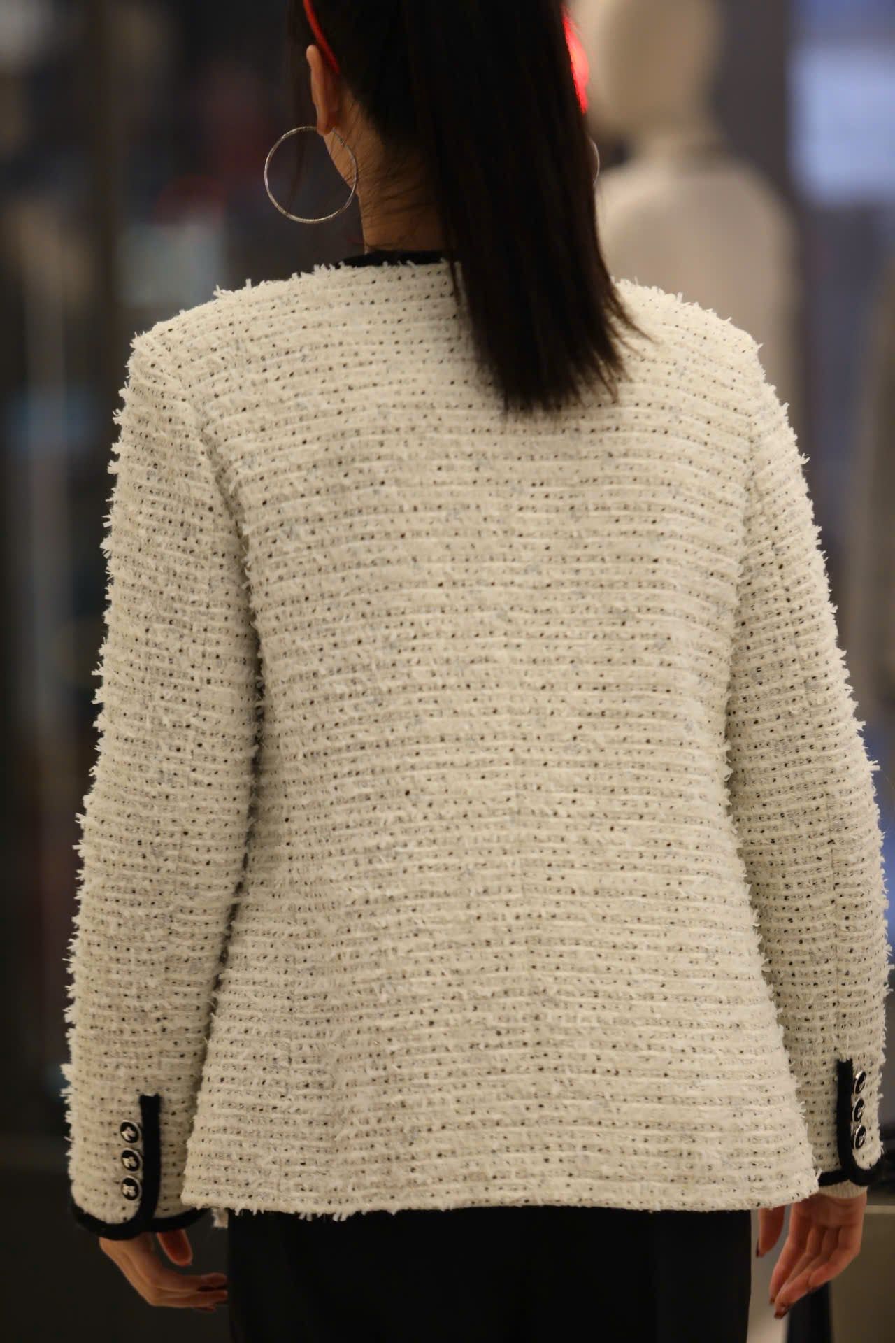  Áo tweed trắng dài viền đen 2 túi - đính nơ cổ 