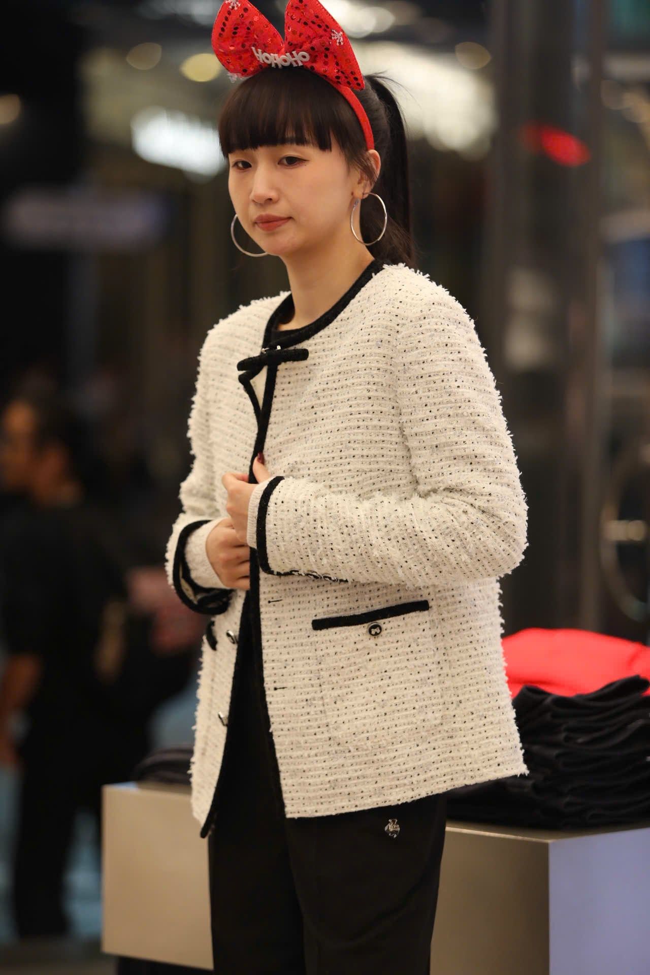  Áo tweed trắng dài viền đen 2 túi - đính nơ cổ 