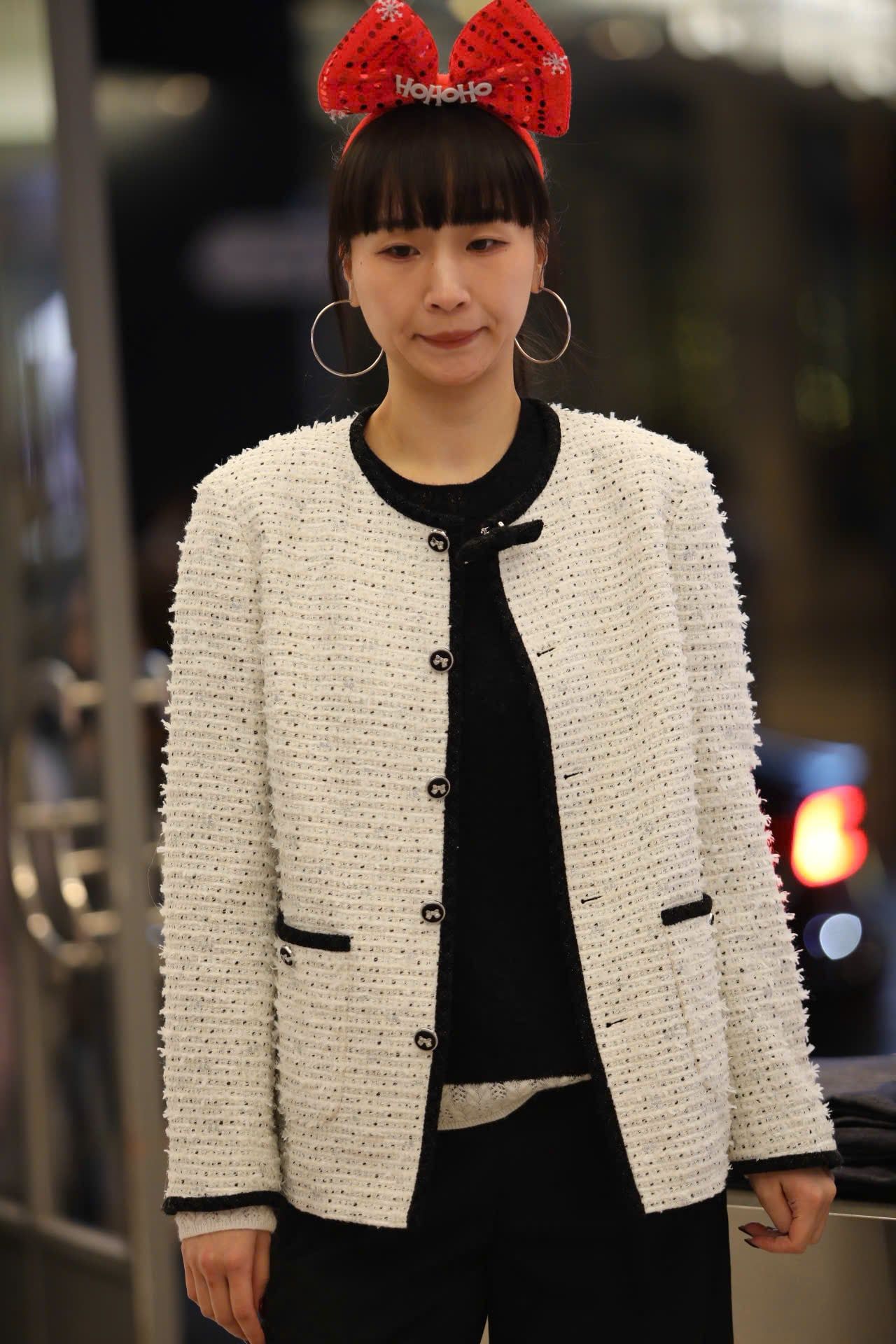  Áo tweed trắng dài viền đen 2 túi - đính nơ cổ 