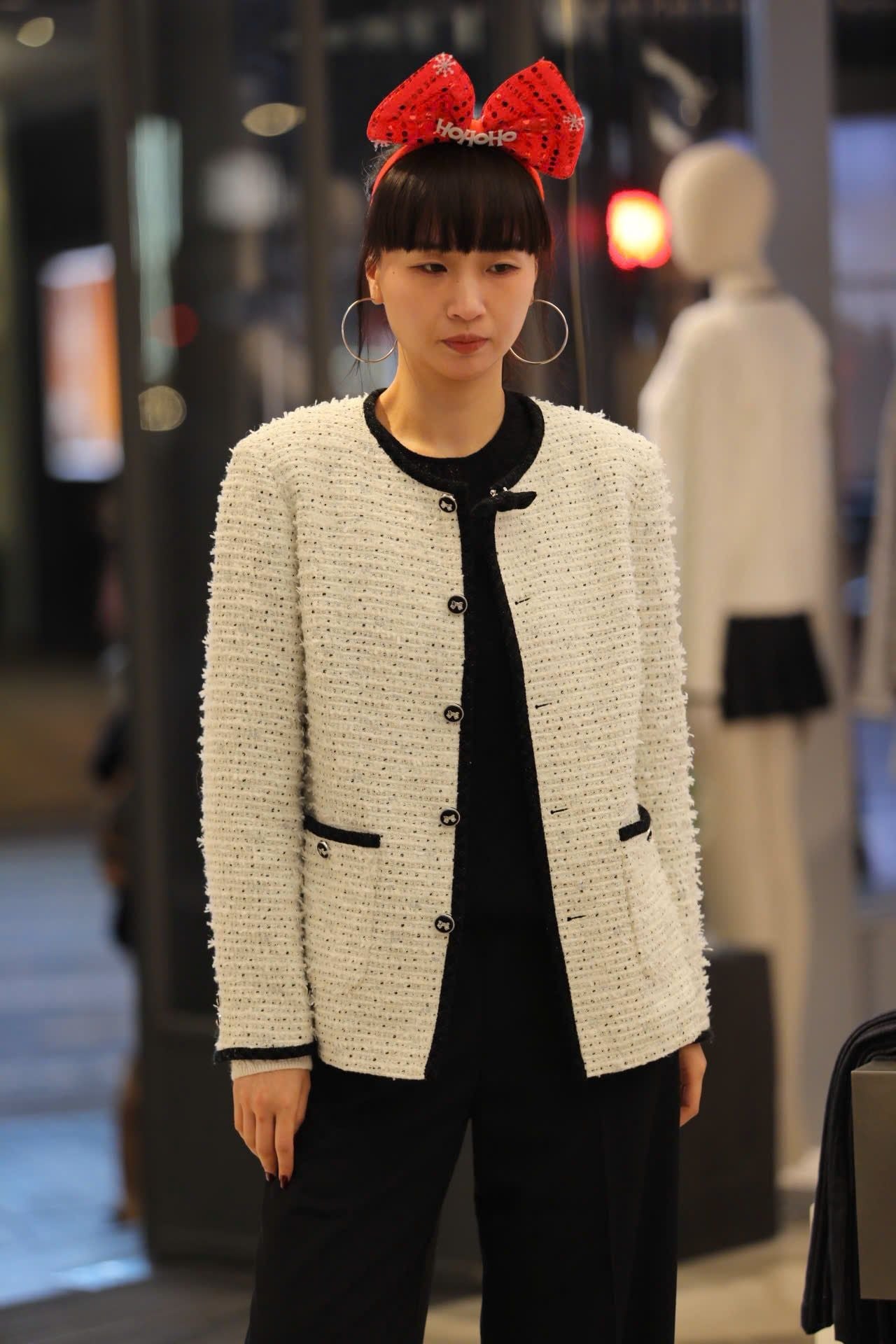  Áo tweed trắng dài viền đen 2 túi - đính nơ cổ 