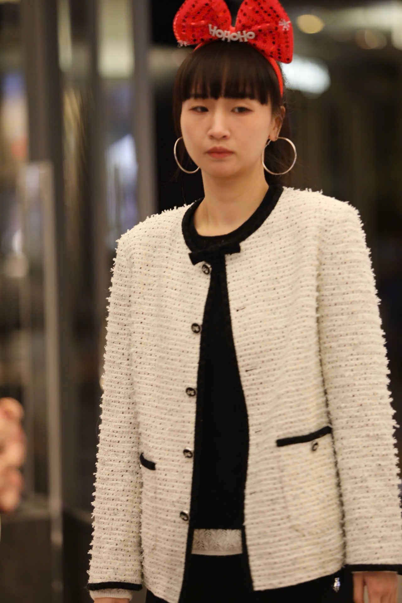  Áo tweed trắng dài viền đen 2 túi - đính nơ cổ 