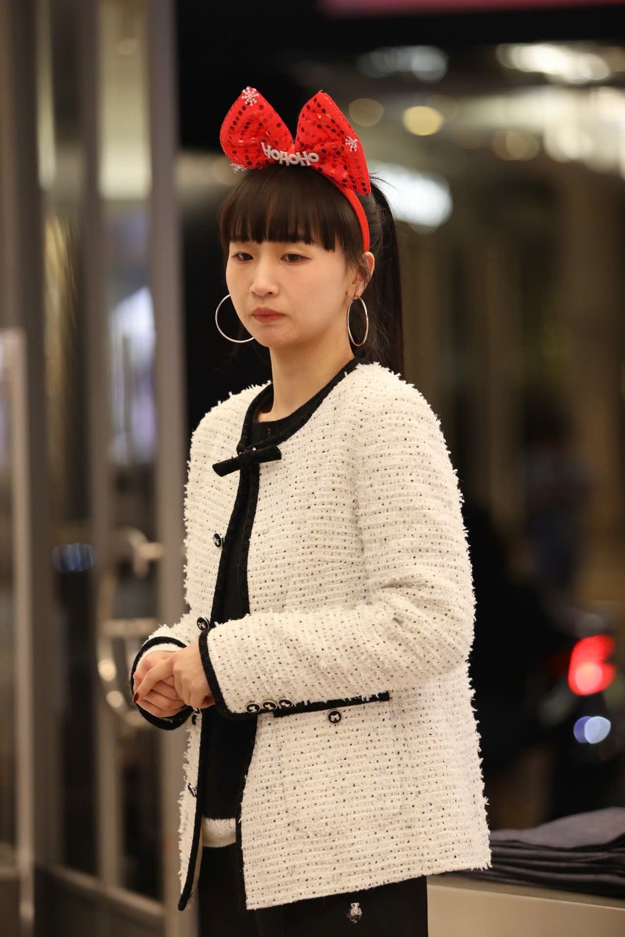  Áo tweed trắng dài viền đen 2 túi - đính nơ cổ 