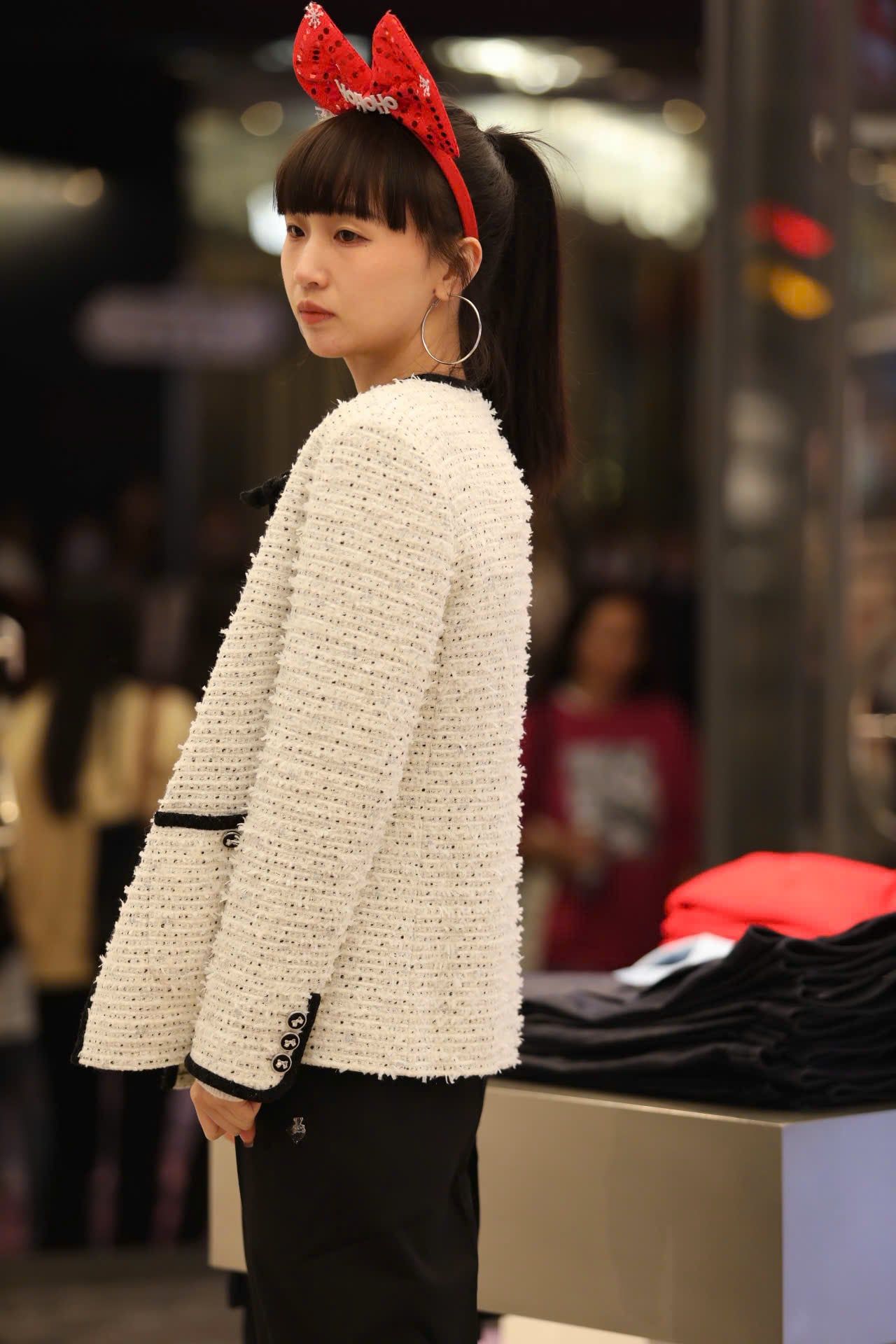  Áo tweed trắng dài viền đen 2 túi - đính nơ cổ 