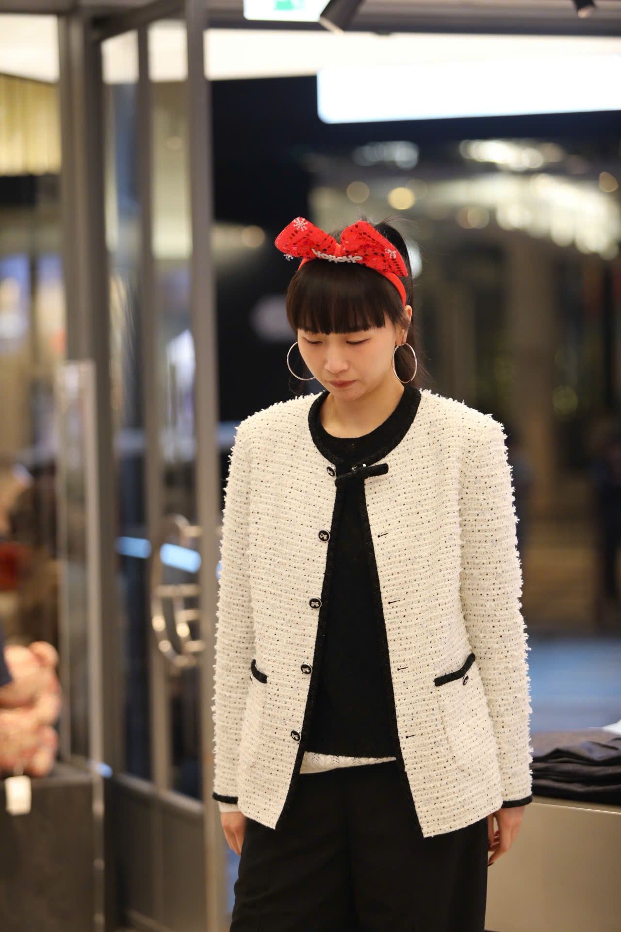  Áo tweed trắng dài viền đen 2 túi - đính nơ cổ 