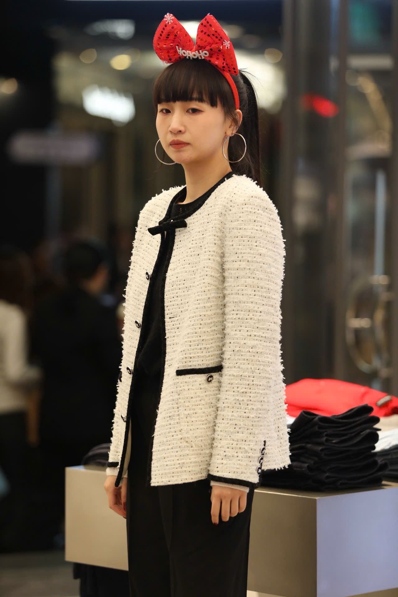  Áo tweed trắng dài viền đen 2 túi - đính nơ cổ 