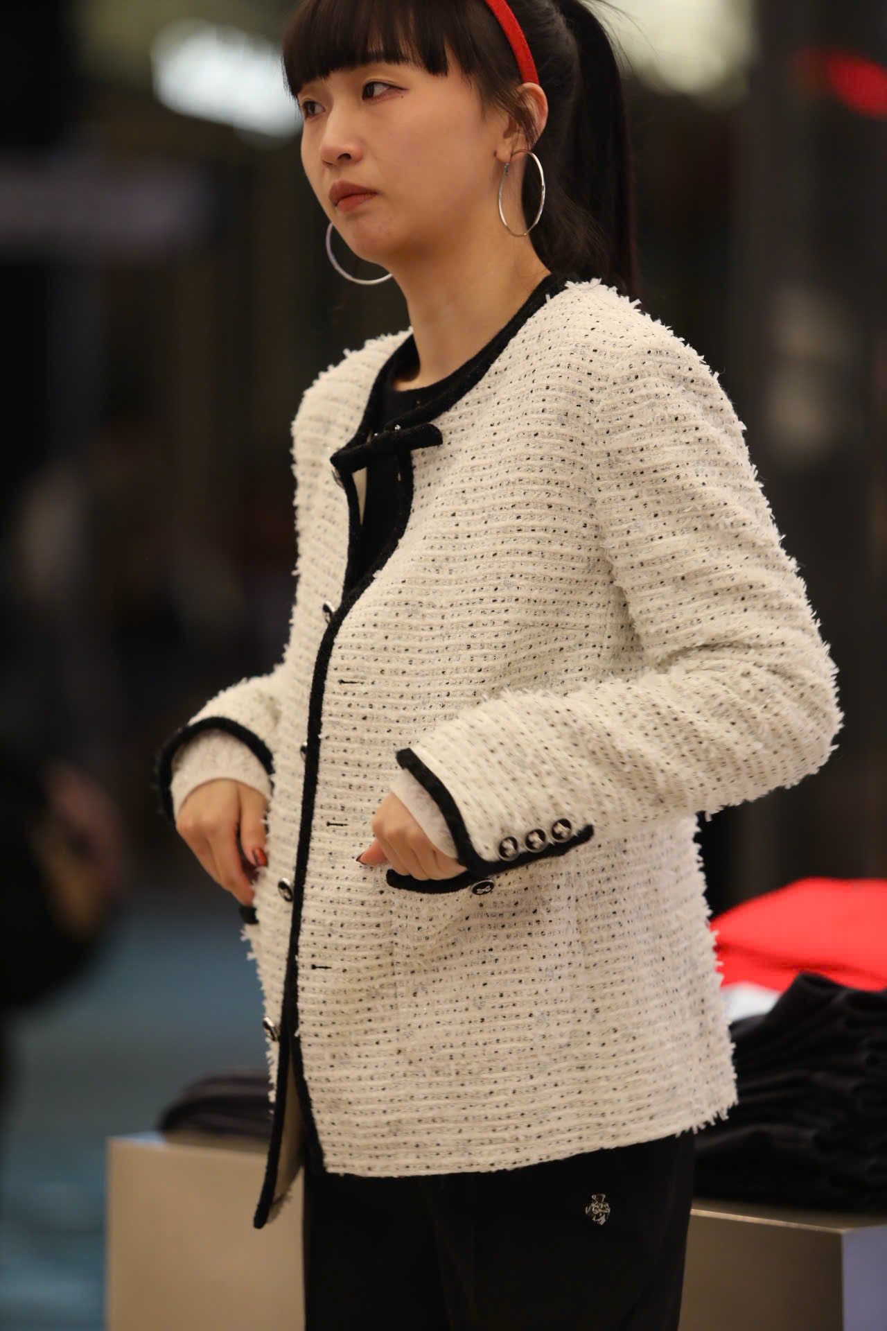  Áo tweed trắng dài viền đen 2 túi - đính nơ cổ 