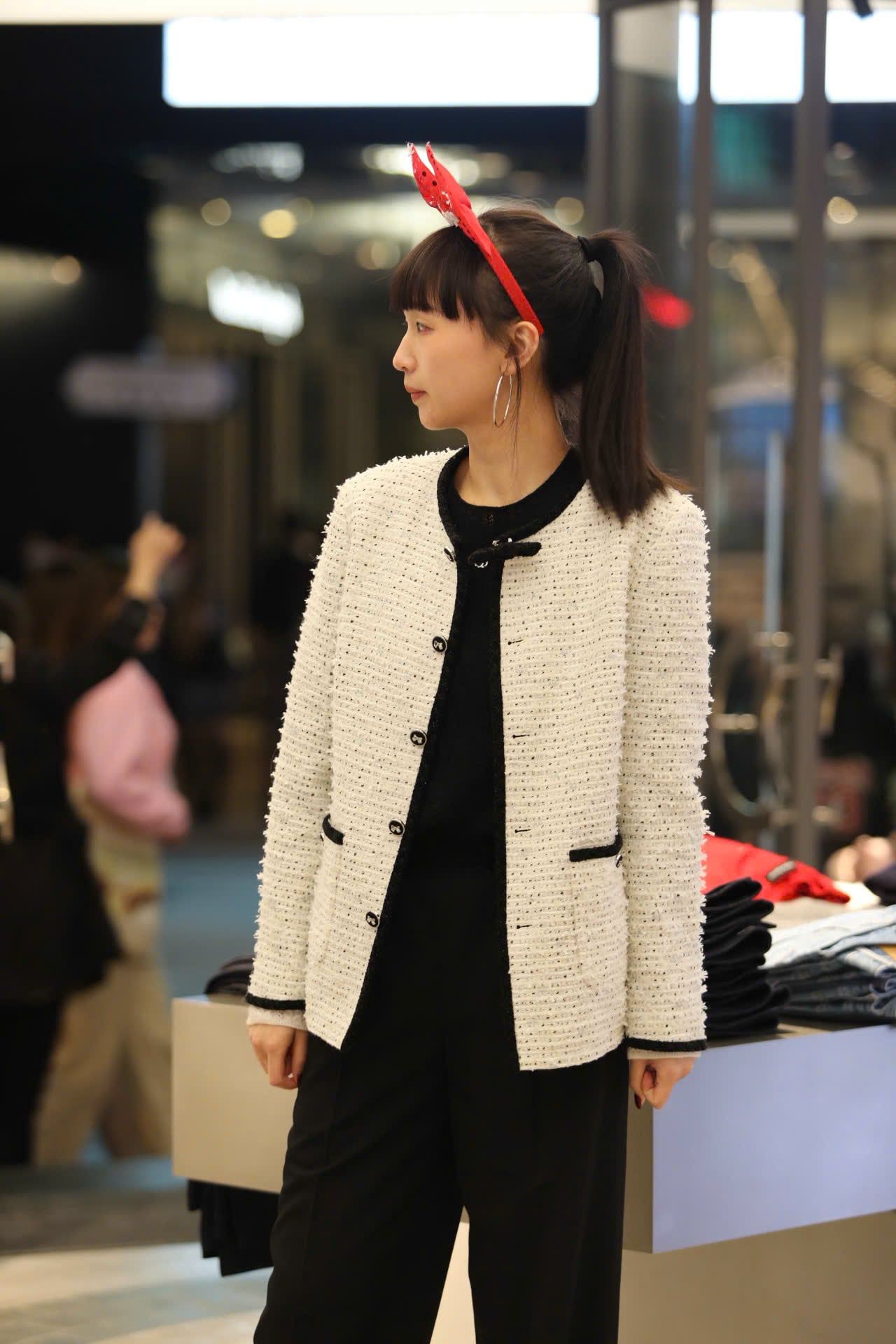  Áo tweed trắng dài viền đen 2 túi - đính nơ cổ 