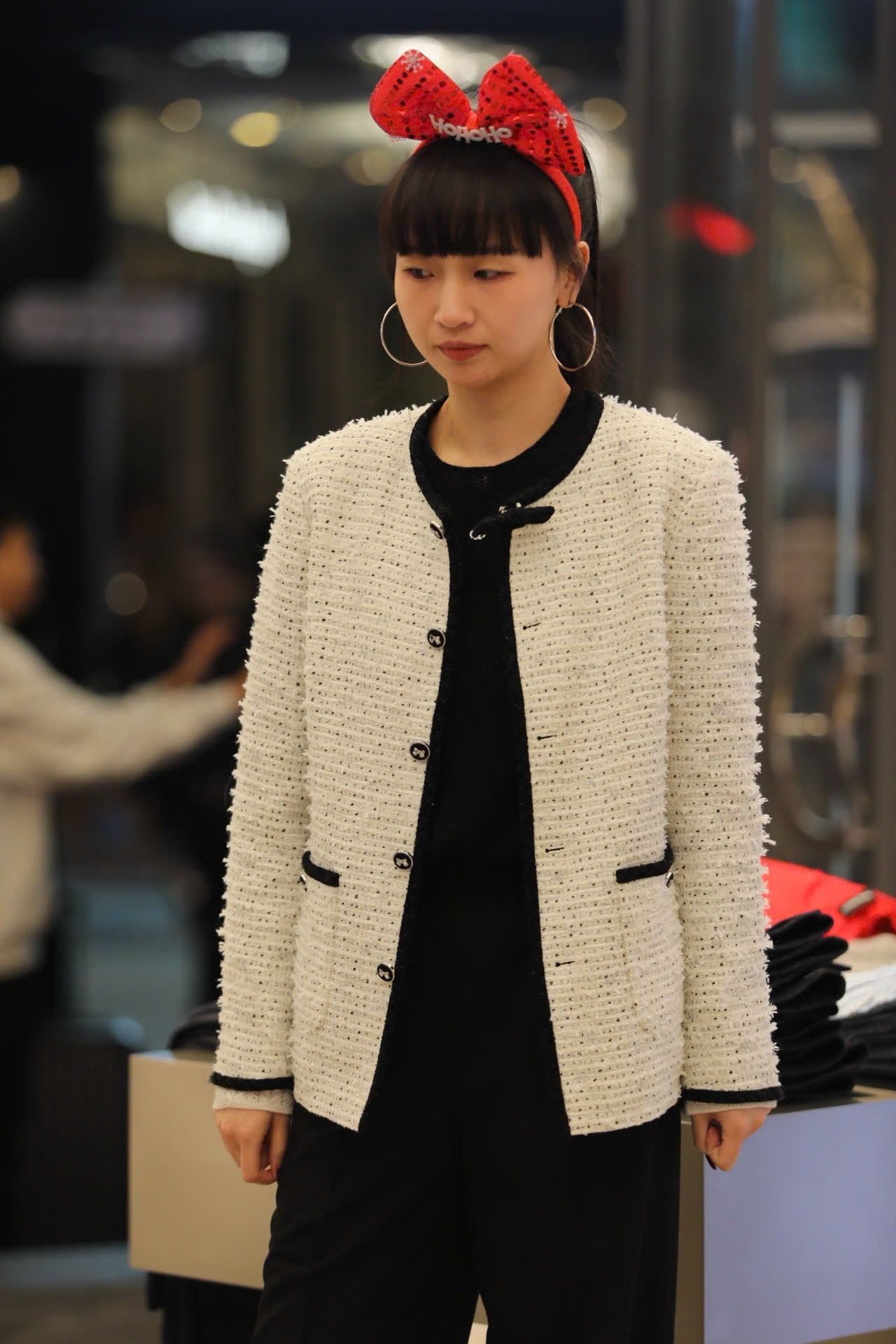  Áo tweed trắng dài viền đen 2 túi - đính nơ cổ 