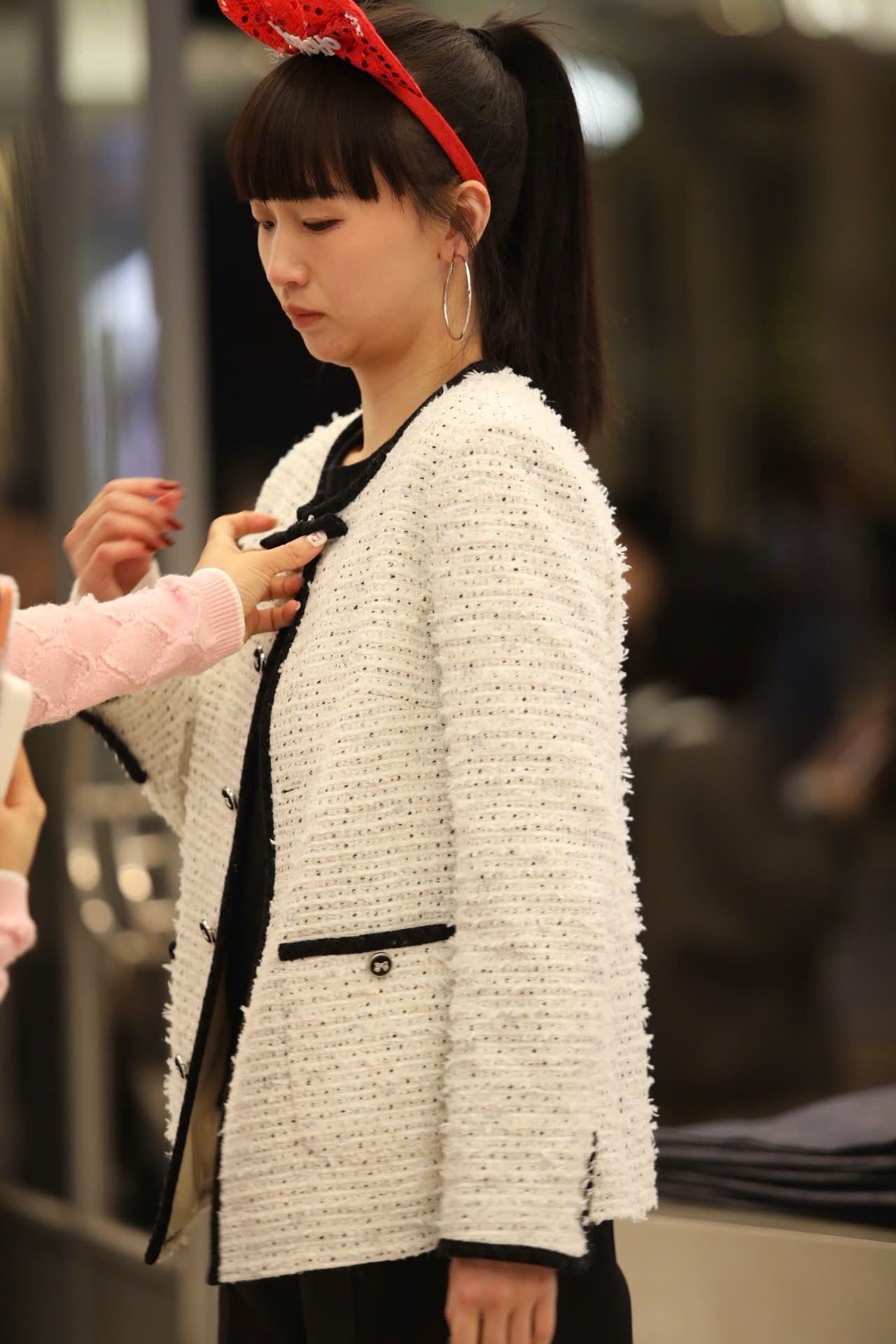  Áo tweed trắng dài viền đen 2 túi - đính nơ cổ 