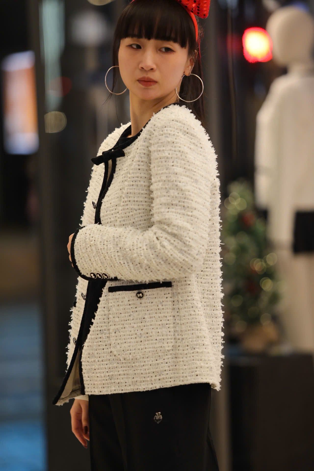  Áo tweed trắng dài viền đen 2 túi - đính nơ cổ 