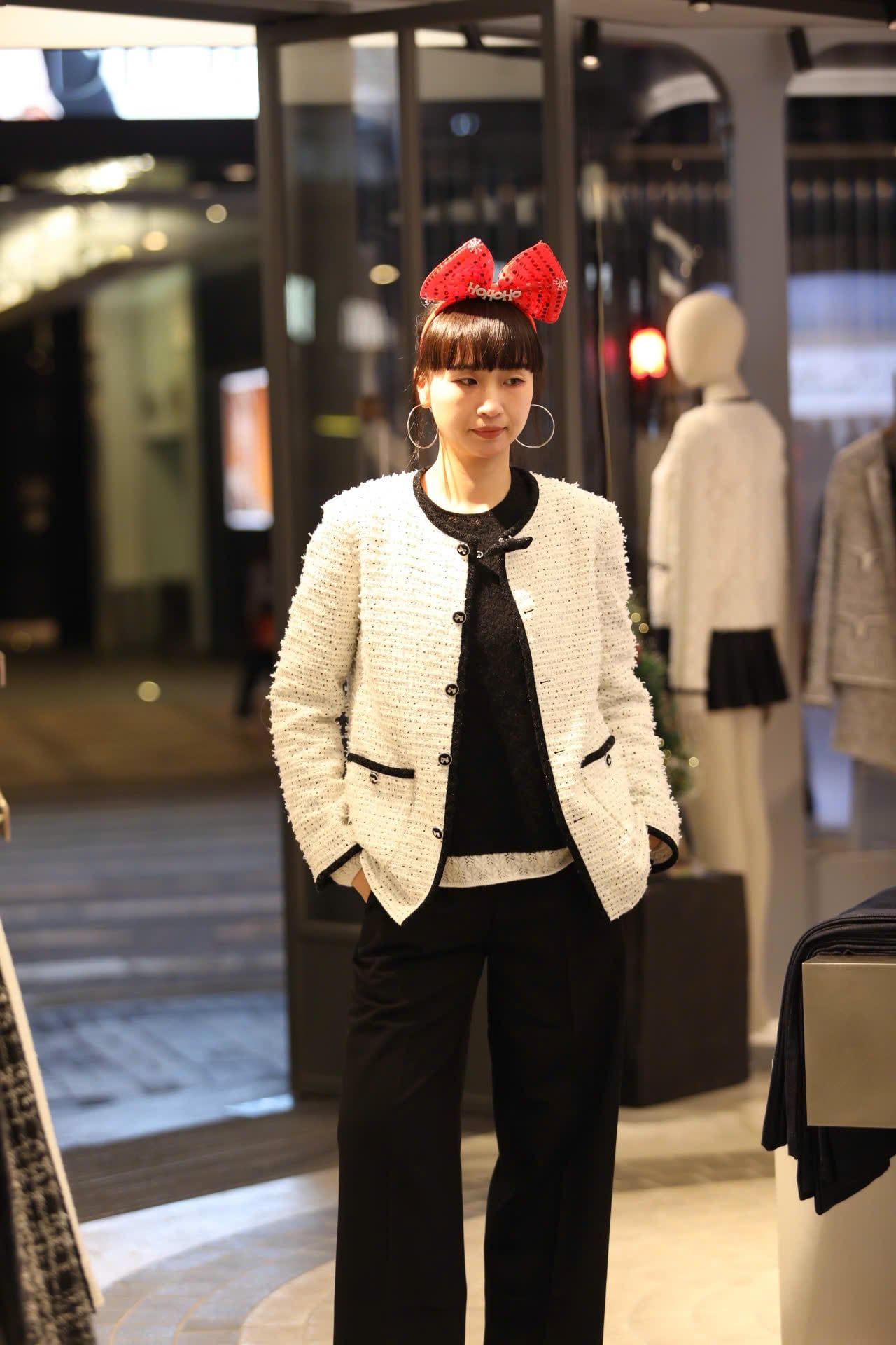  Áo tweed trắng dài viền đen 2 túi - đính nơ cổ 