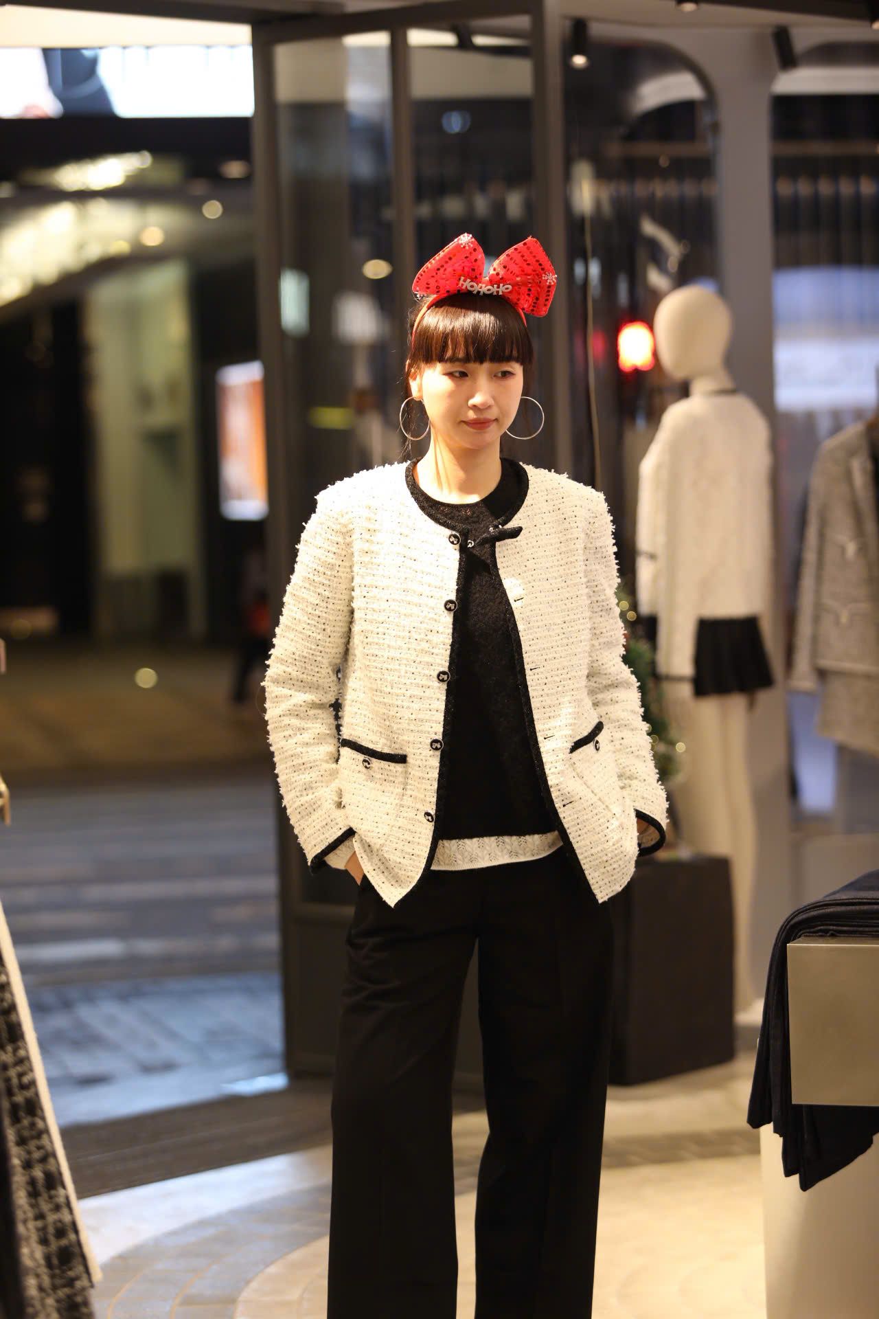  Áo đen dài tay mỏng ren viền gấu trắng 