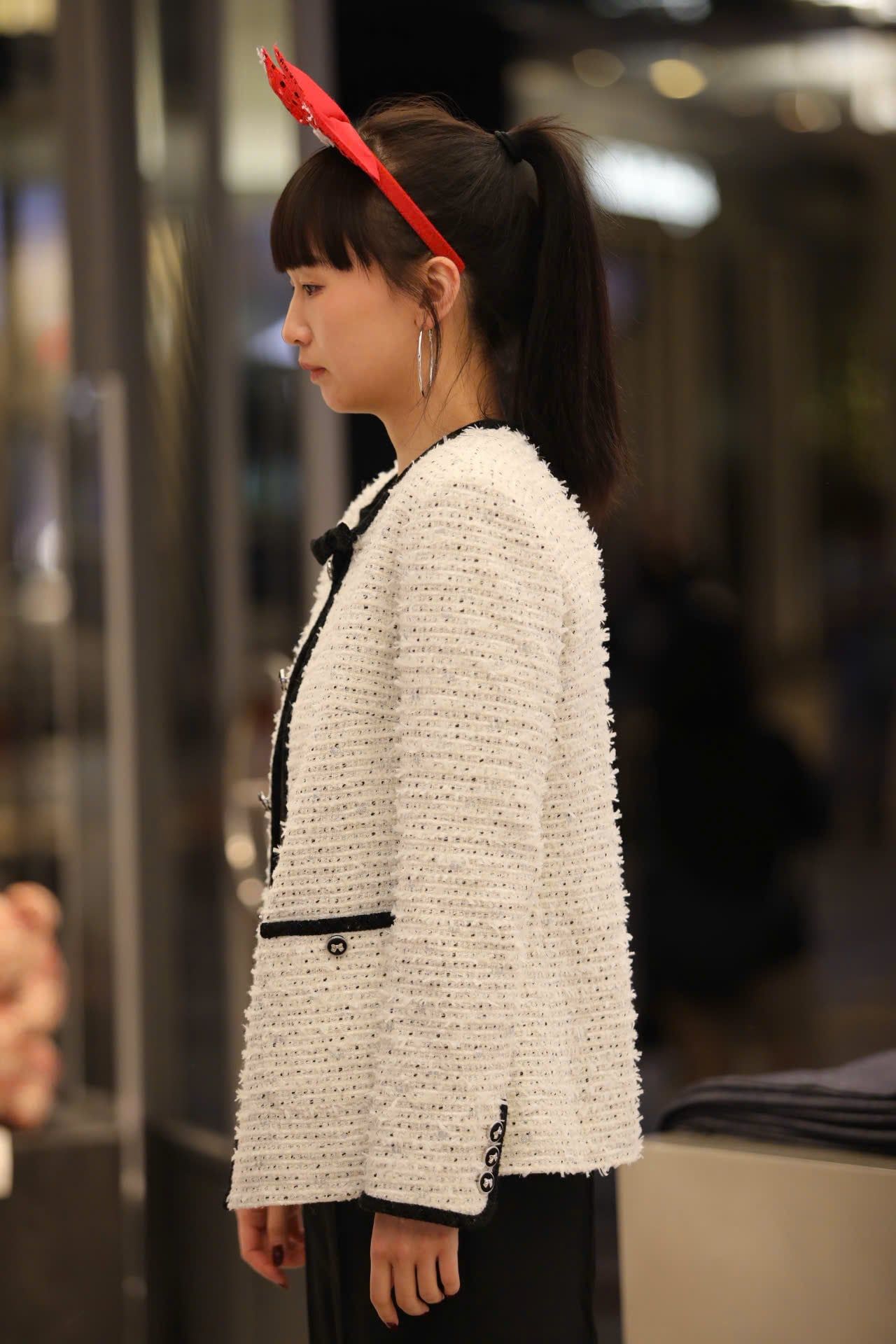  Áo tweed trắng dài viền đen 2 túi - đính nơ cổ 