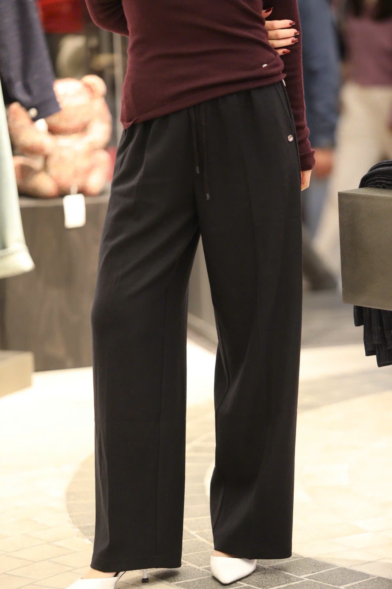  Quần len đen, Logo túi hậu 