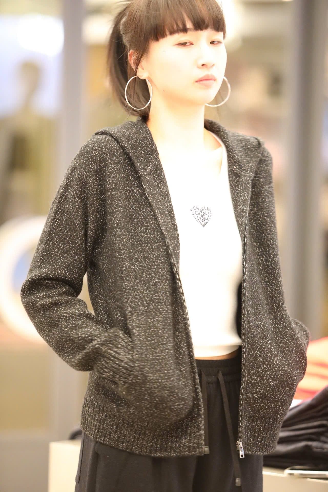  Áo khoác kéo khóa đen ánh kim,túi logo 