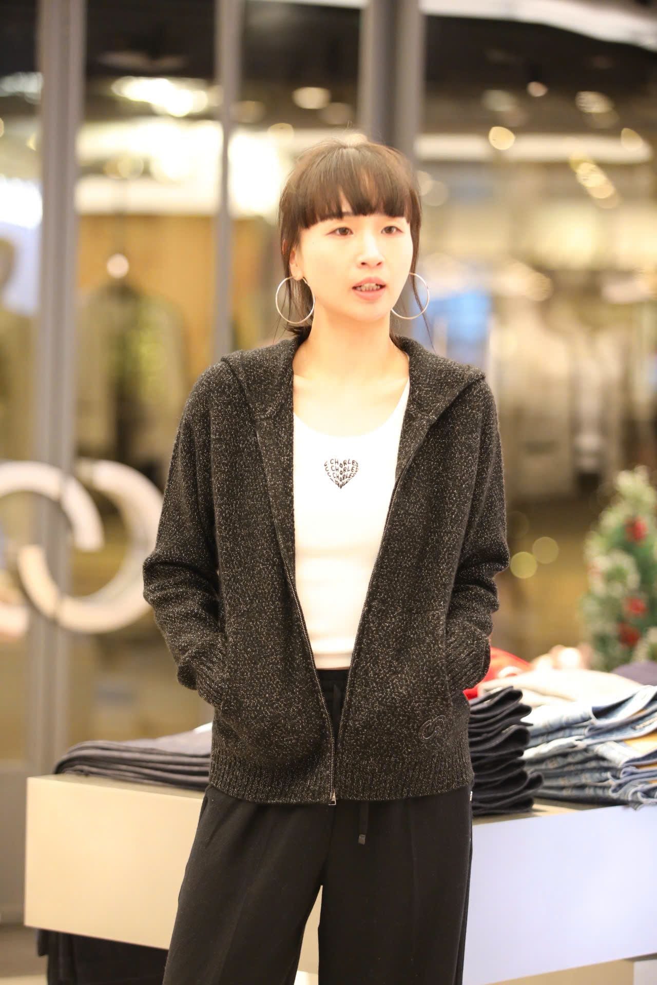  Áo khoác kéo khóa đen ánh kim,túi logo 