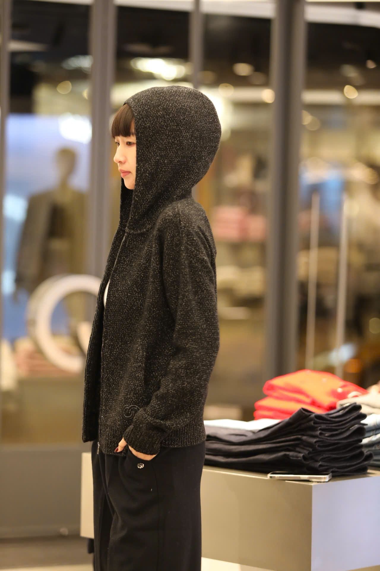  Áo khoác kéo khóa đen ánh kim,túi logo 