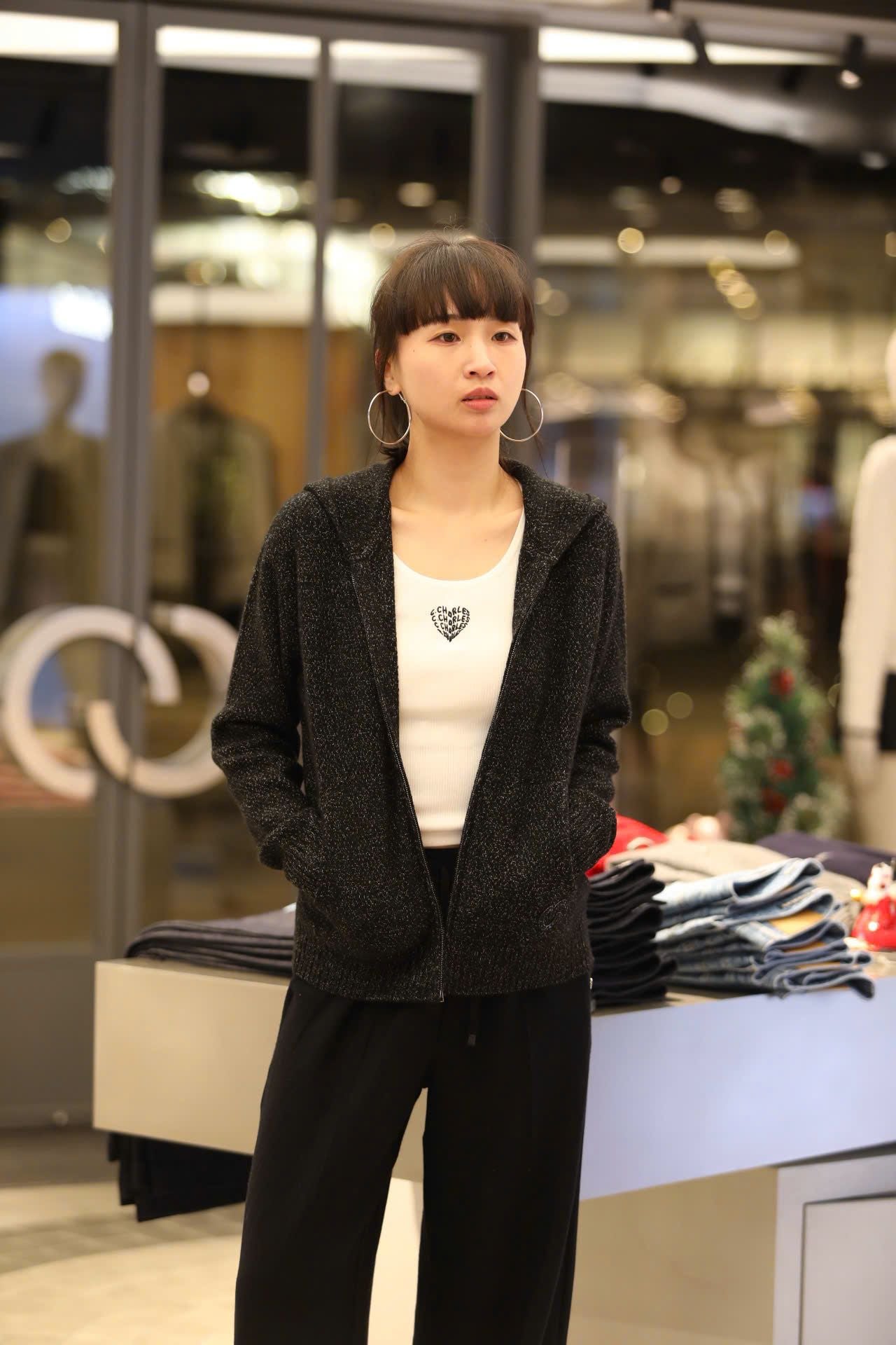  Áo khoác kéo khóa đen ánh kim,túi logo 