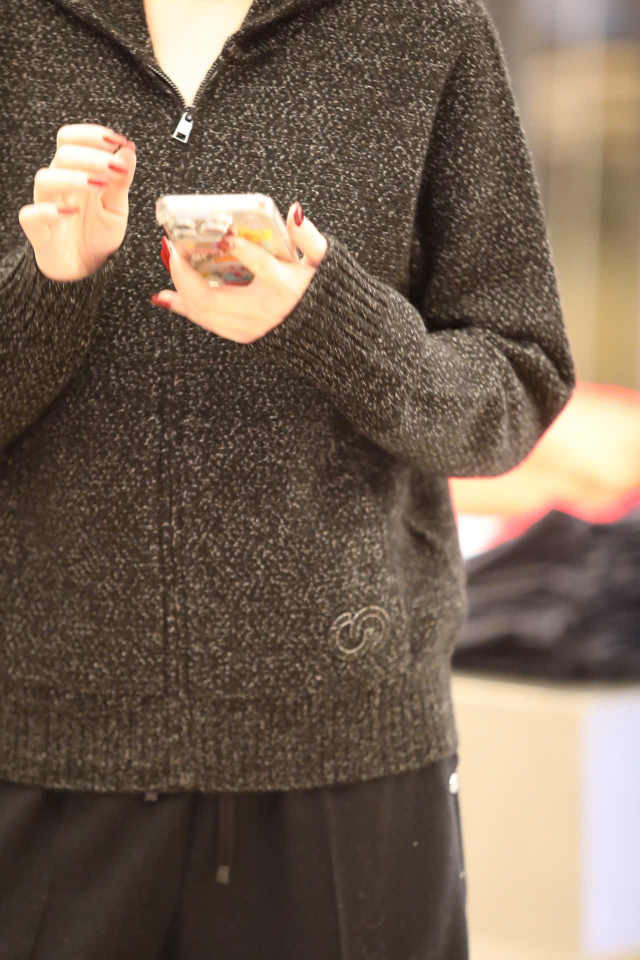  Áo khoác kéo khóa đen ánh kim,túi logo 