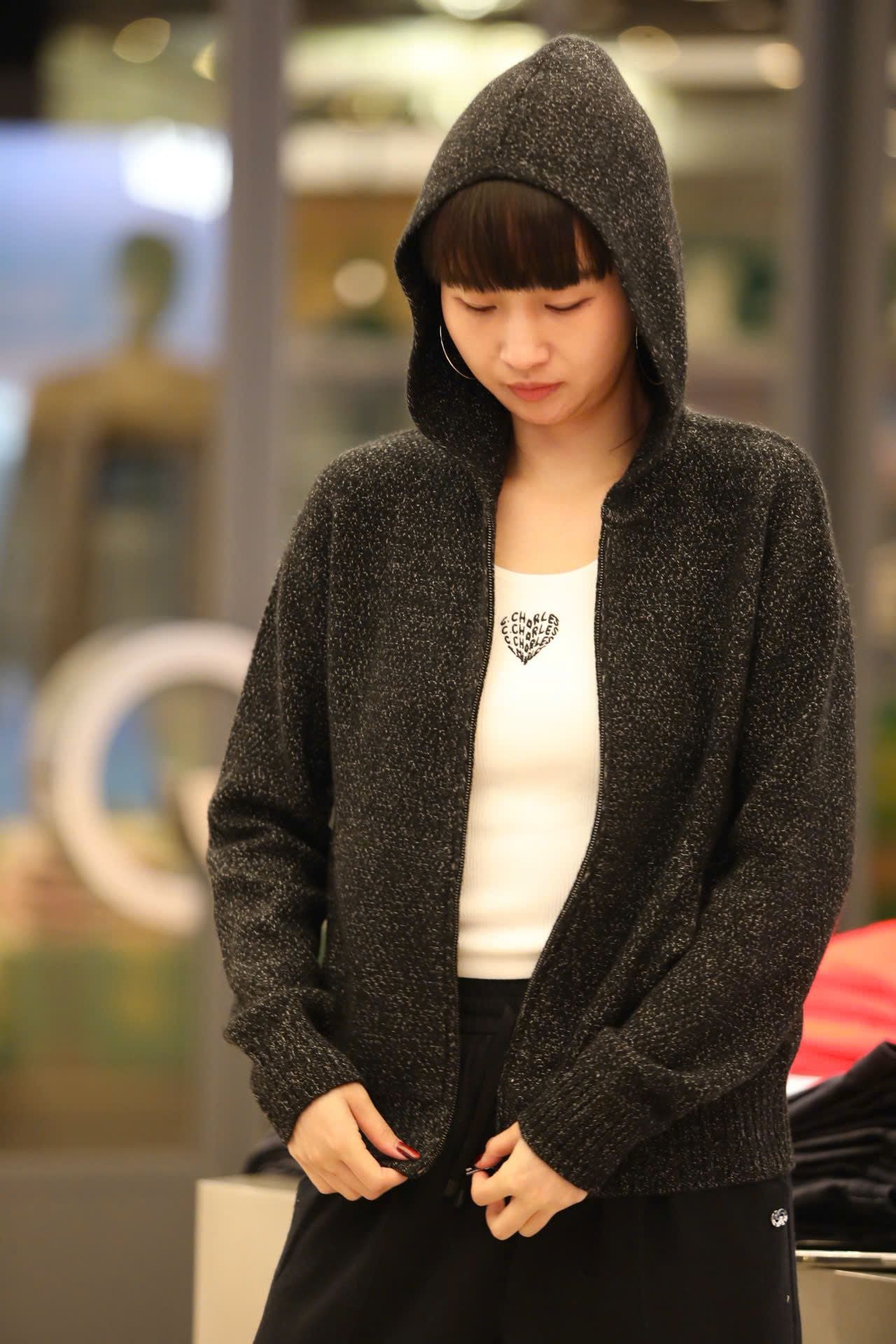  Áo khoác kéo khóa đen ánh kim,túi logo 