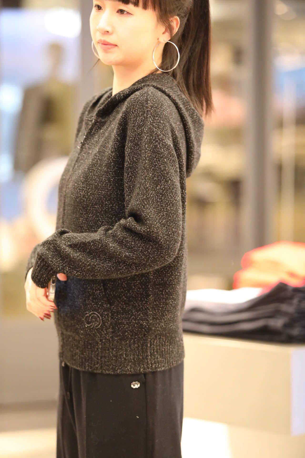  Áo khoác kéo khóa đen ánh kim,túi logo 