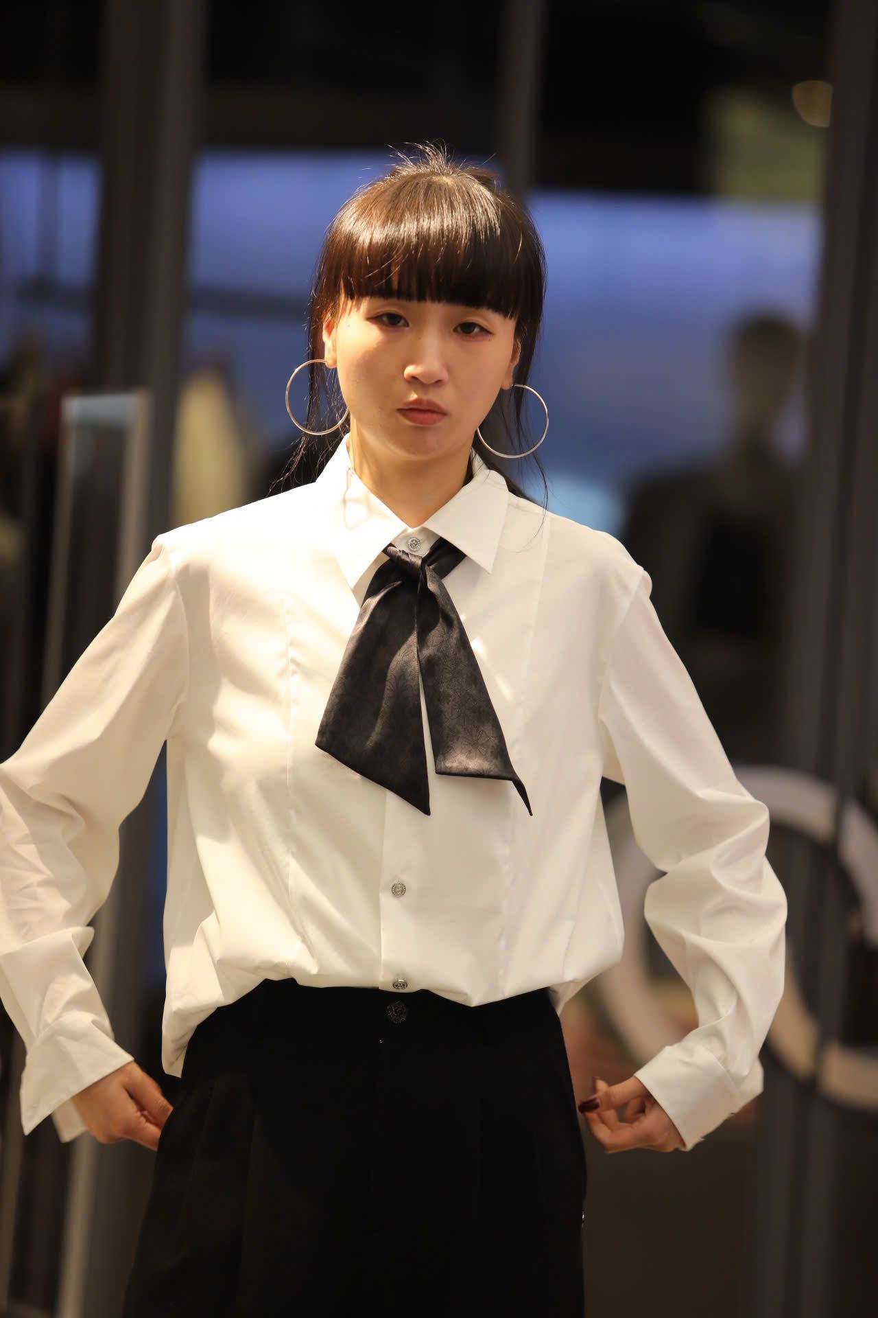  Sơ mi trắng - cà vạt đen vát chéo 