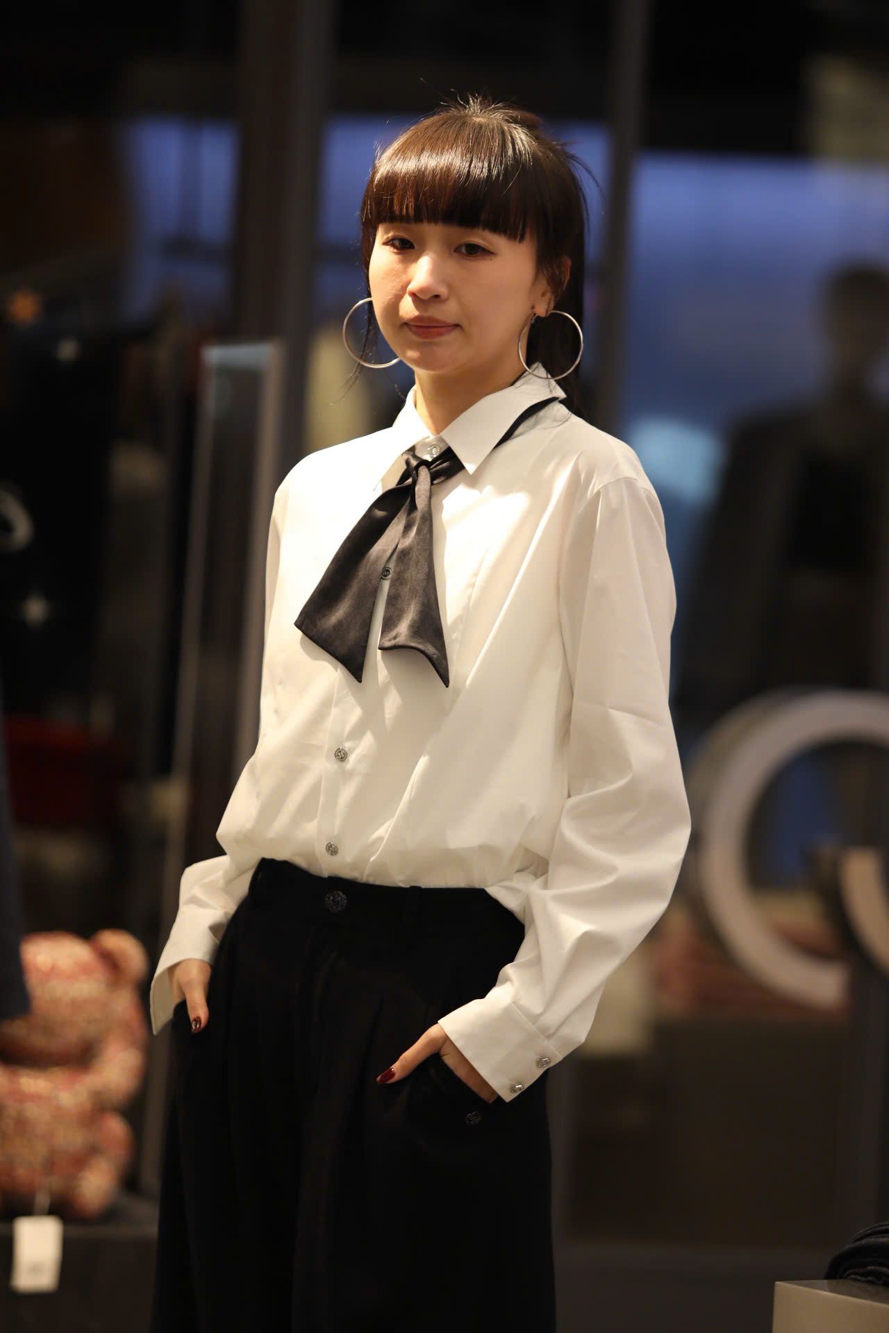  Sơ mi trắng - cà vạt đen vát chéo 