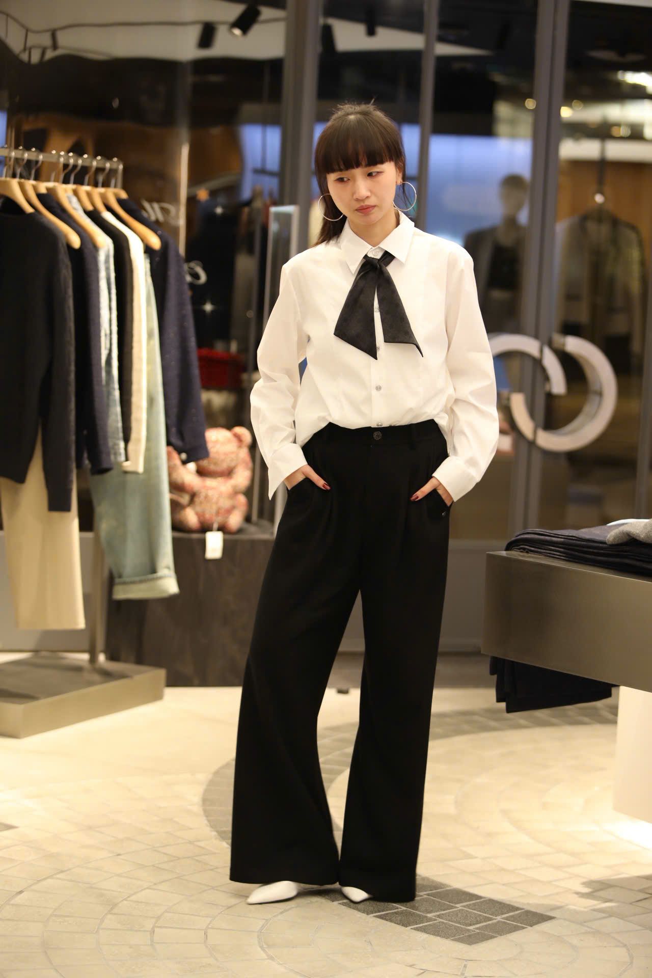  Sơ mi trắng - cà vạt đen vát chéo 