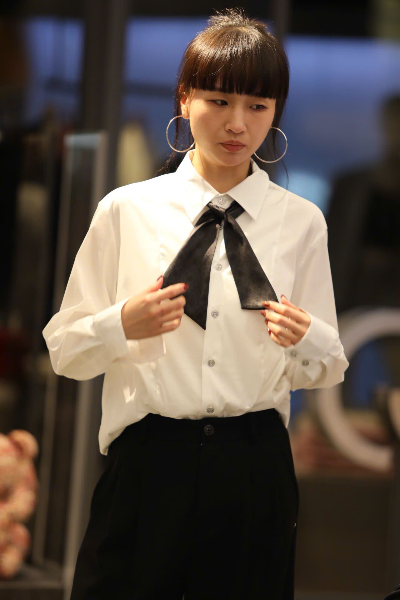  Sơ mi trắng - cà vạt đen vát chéo 