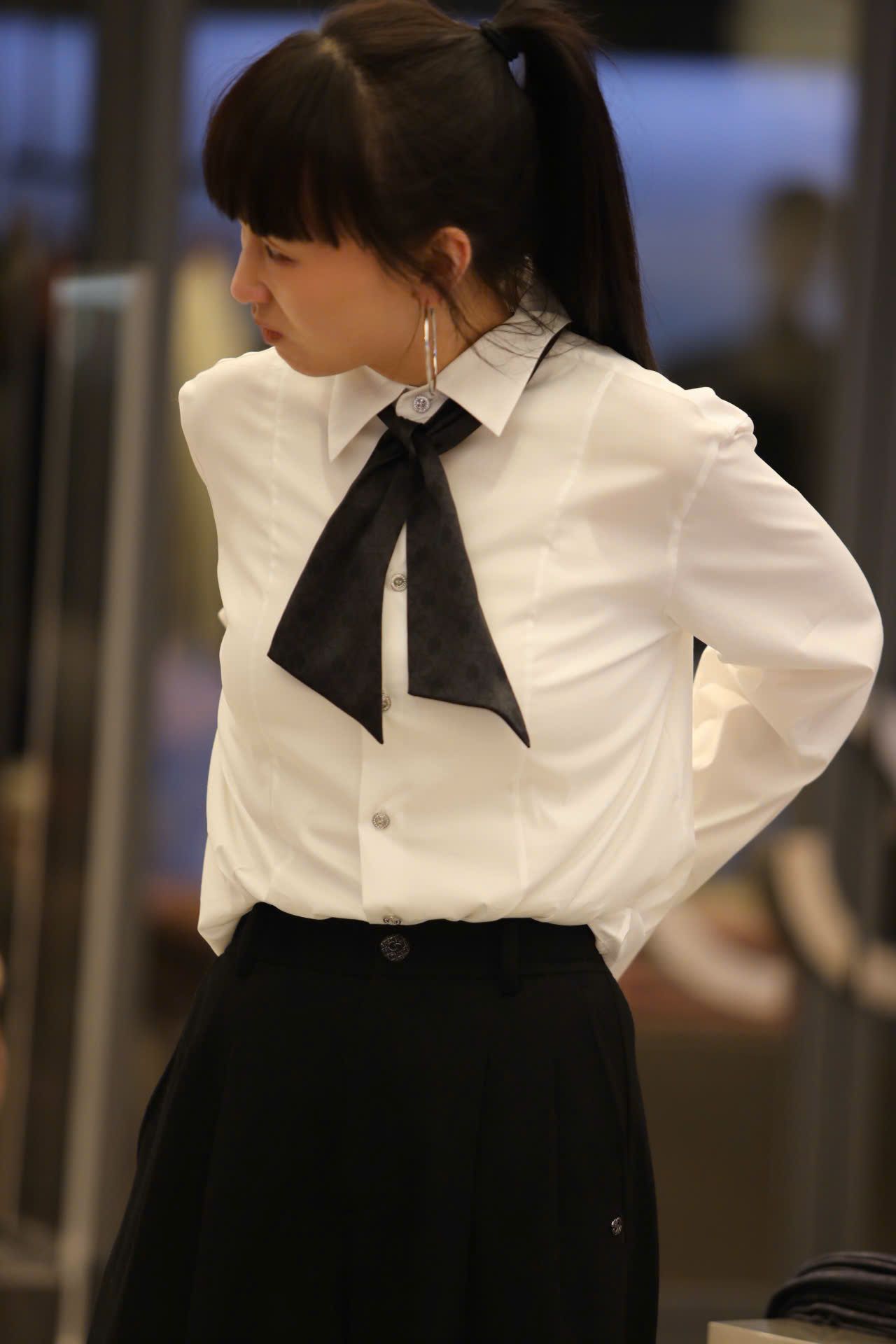  Sơ mi trắng - cà vạt đen vát chéo 