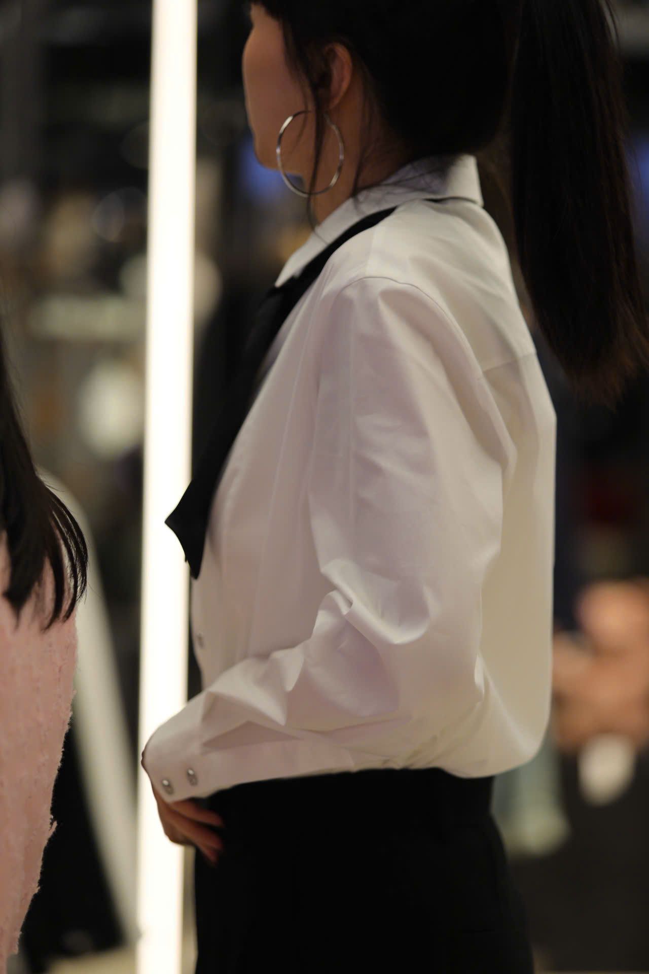  Sơ mi trắng - cà vạt đen vát chéo 