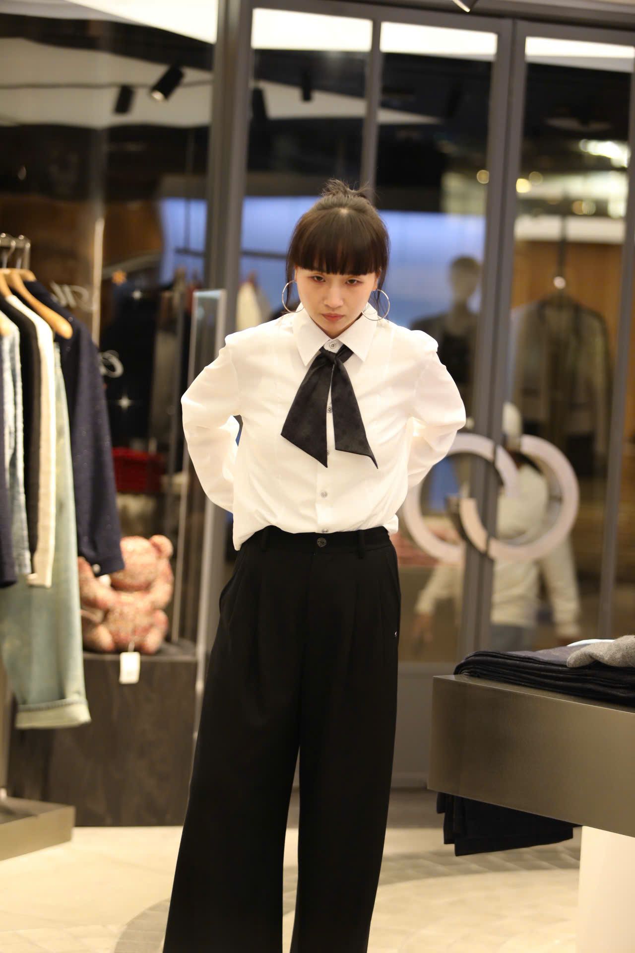  Sơ mi trắng - cà vạt đen vát chéo 