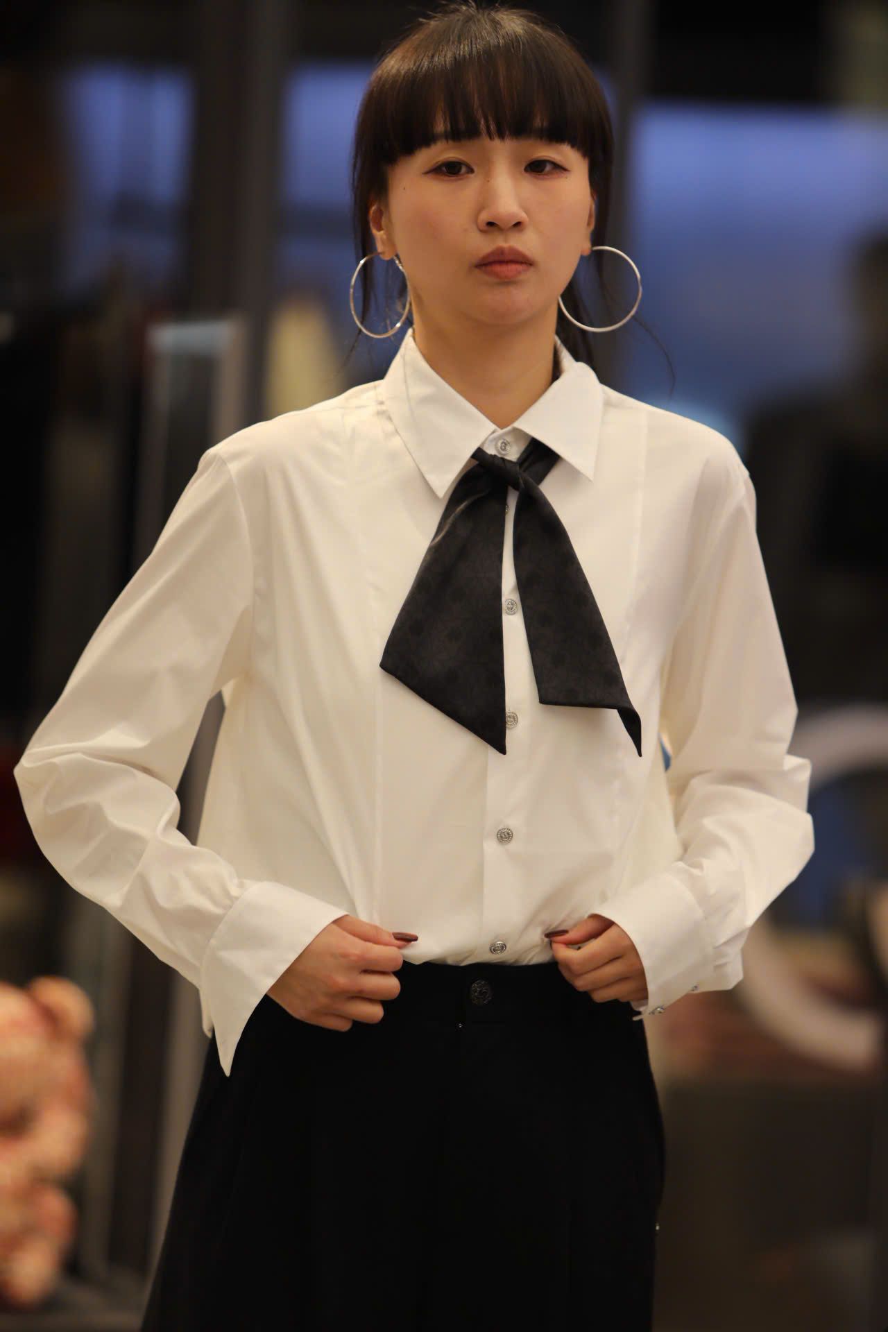  Sơ mi trắng - cà vạt đen vát chéo 