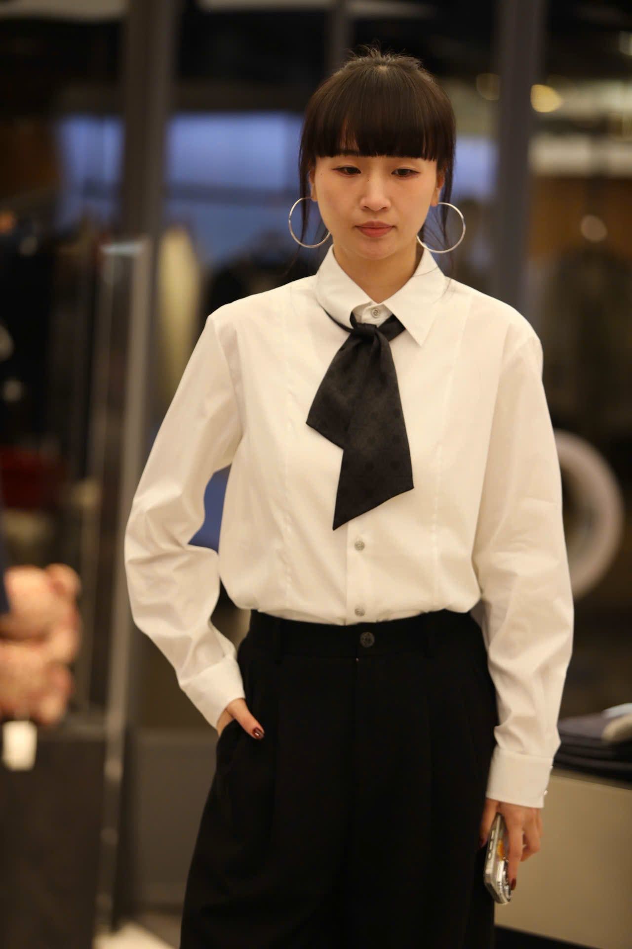  Sơ mi trắng - cà vạt đen vát chéo 