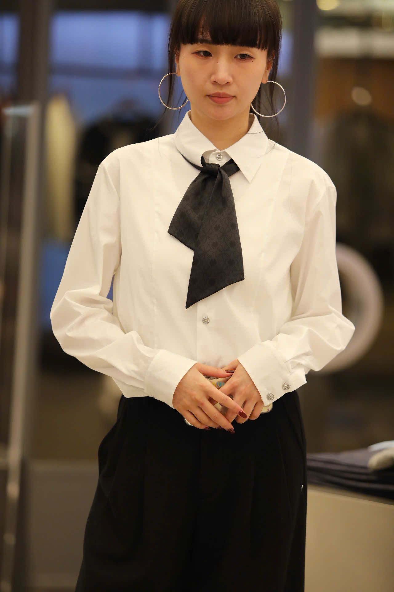  Sơ mi trắng - cà vạt đen vát chéo 