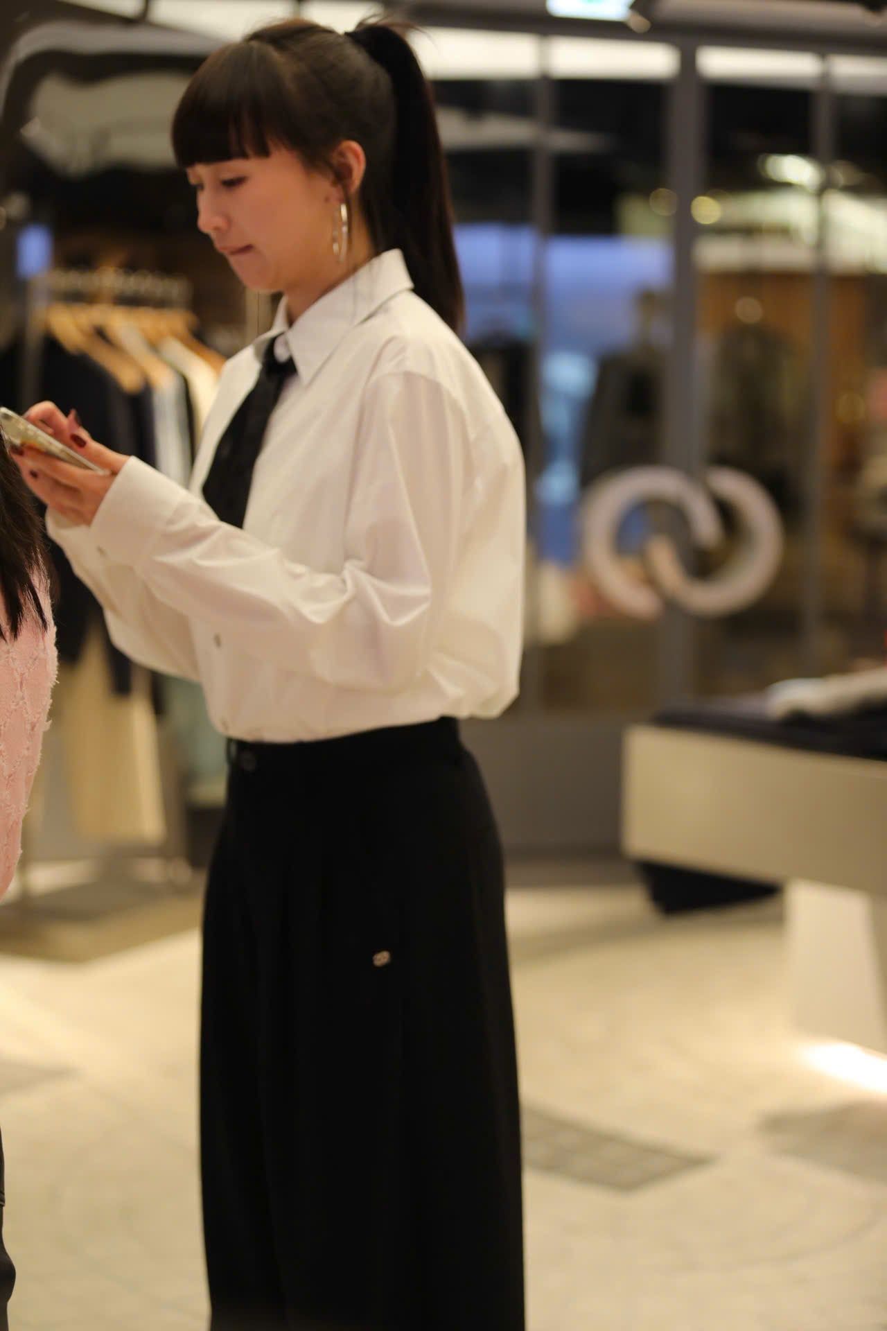  Sơ mi trắng - cà vạt đen vát chéo 