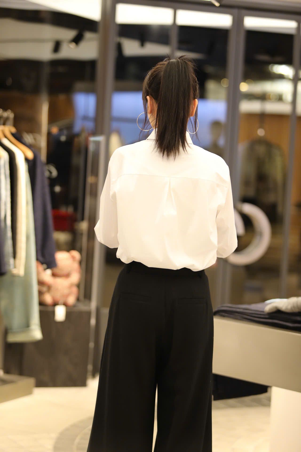  Sơ mi trắng - cà vạt đen vát chéo 