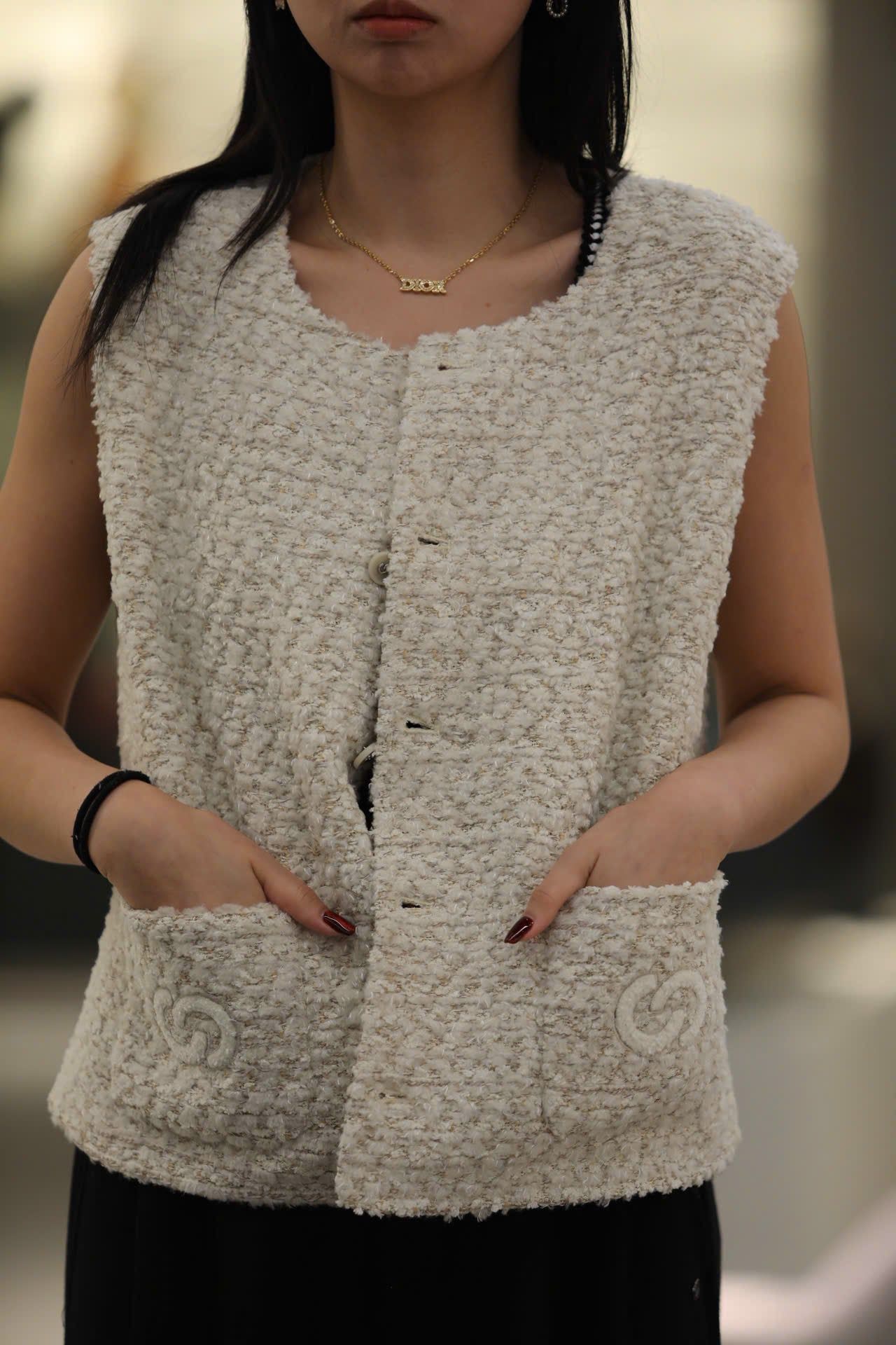  Áo Gile tweed Be kem-2 túi Logo 