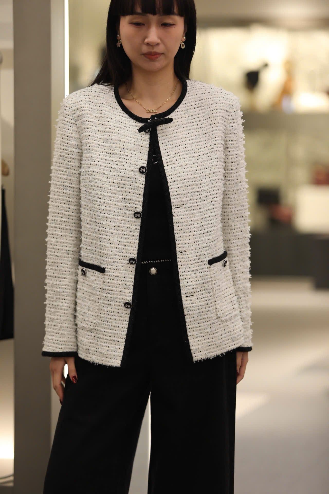  Áo tweed trắng dài viền đen 2 túi - đính nơ cổ 