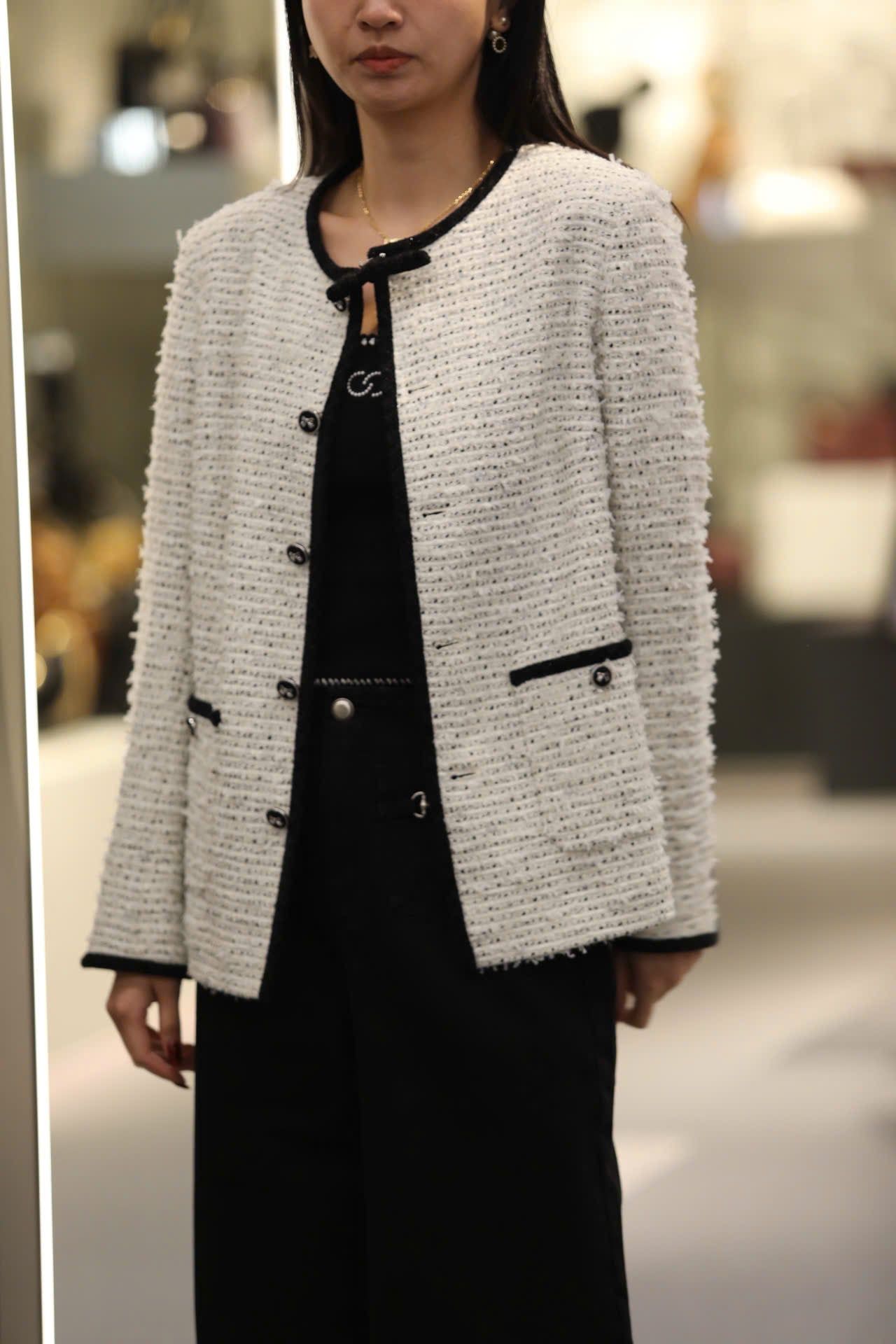  Áo tweed trắng dài viền đen 2 túi - đính nơ cổ 
