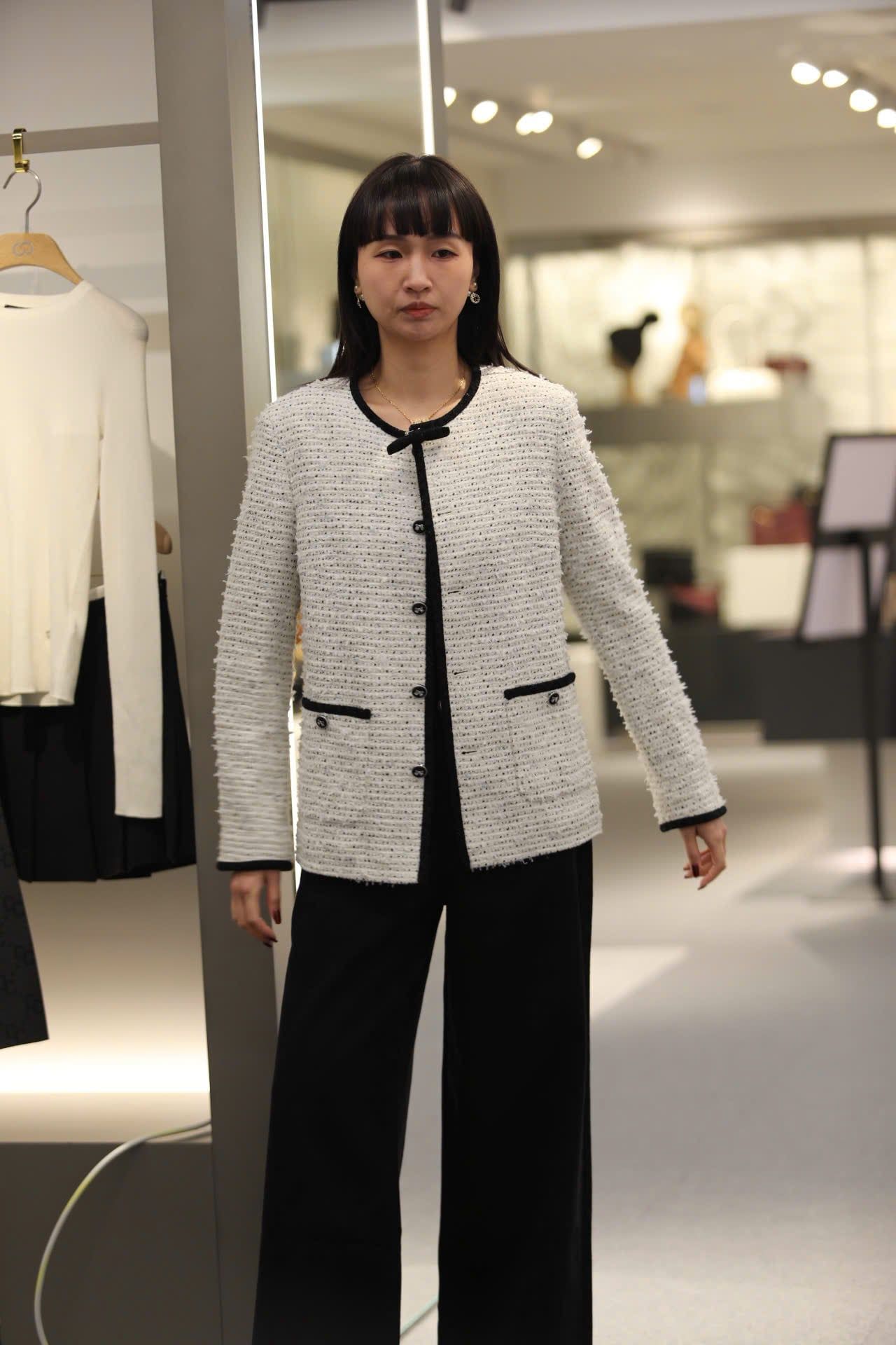  Áo tweed trắng dài viền đen 2 túi - đính nơ cổ 