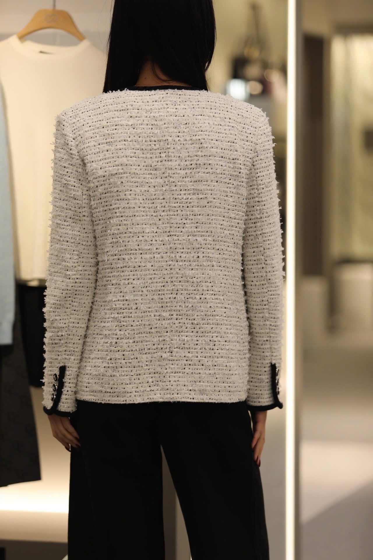  Áo tweed trắng dài viền đen 2 túi - đính nơ cổ 